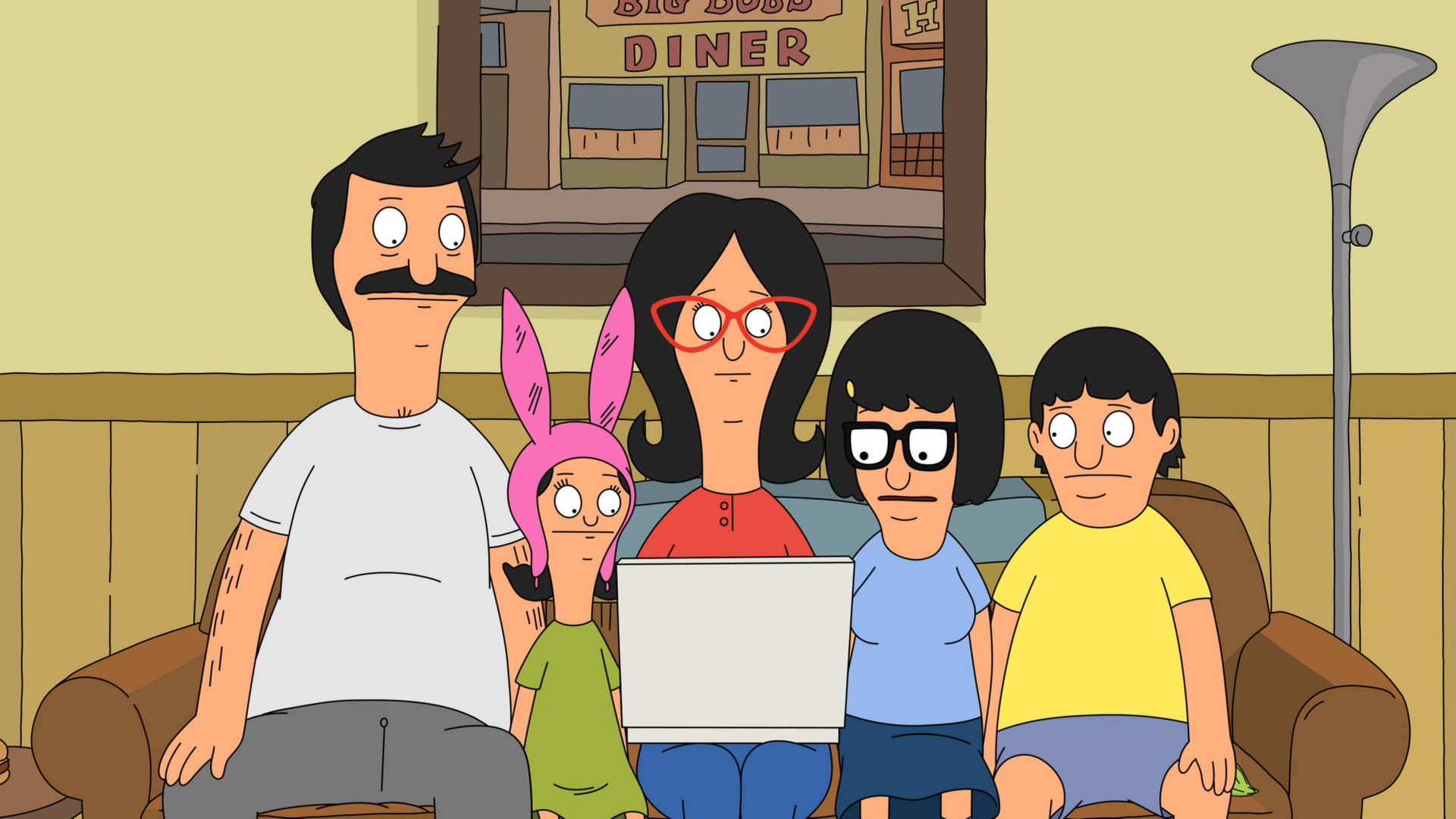 Bob Belcher 一家坐在客廳梳化上使用手提電腦