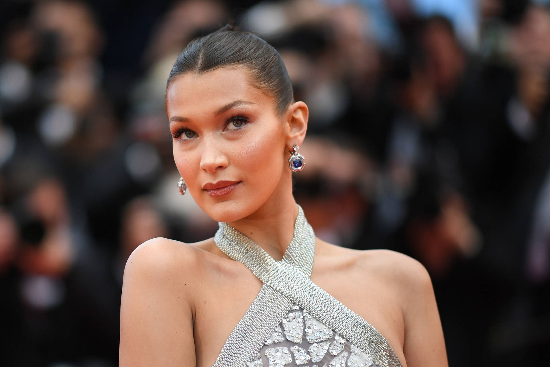Bella Hadid 在紅地毯活動中身穿閃亮銀色禮服。