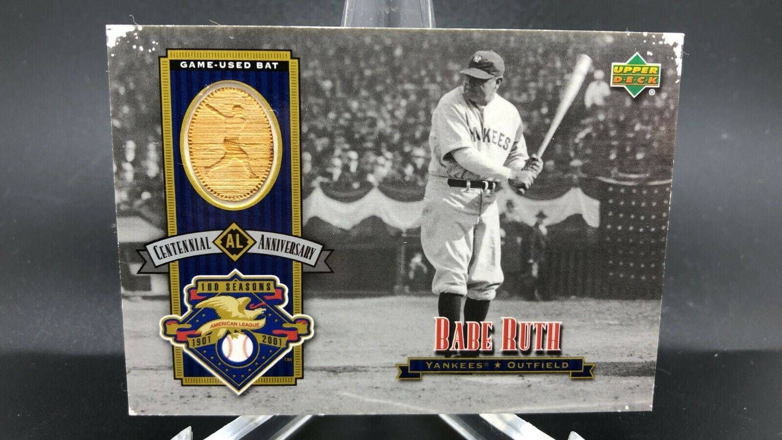 貝比·魯斯百年紀念徽章 壁紙 — 復古棒球卡， featuring Babe Ruth 身穿洋基隊制服，手持球棒，附有比賽用球棒插入片和 AL 百年標誌。