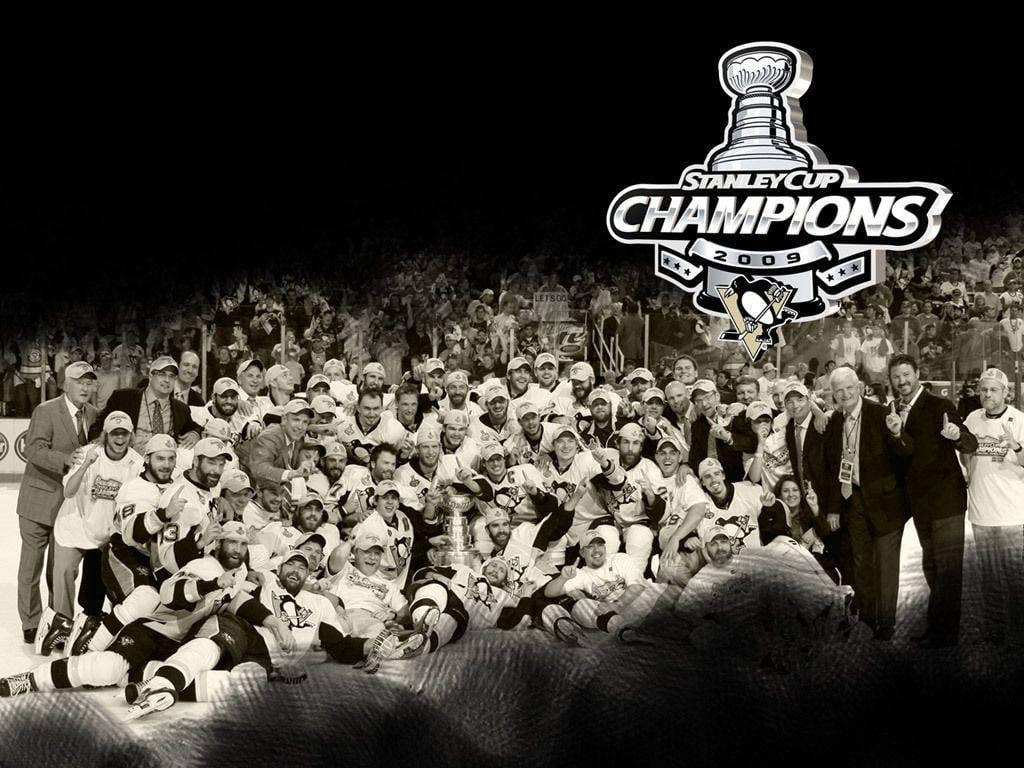 貝爾格勒隊 Sidney Crosby 黑白紀念照 壁紙 — 匹茲堡企鵝冰球隊在2009年史丹利盃奪冠後在冰上慶祝的黑白照片，背景有獎盃和球迷。