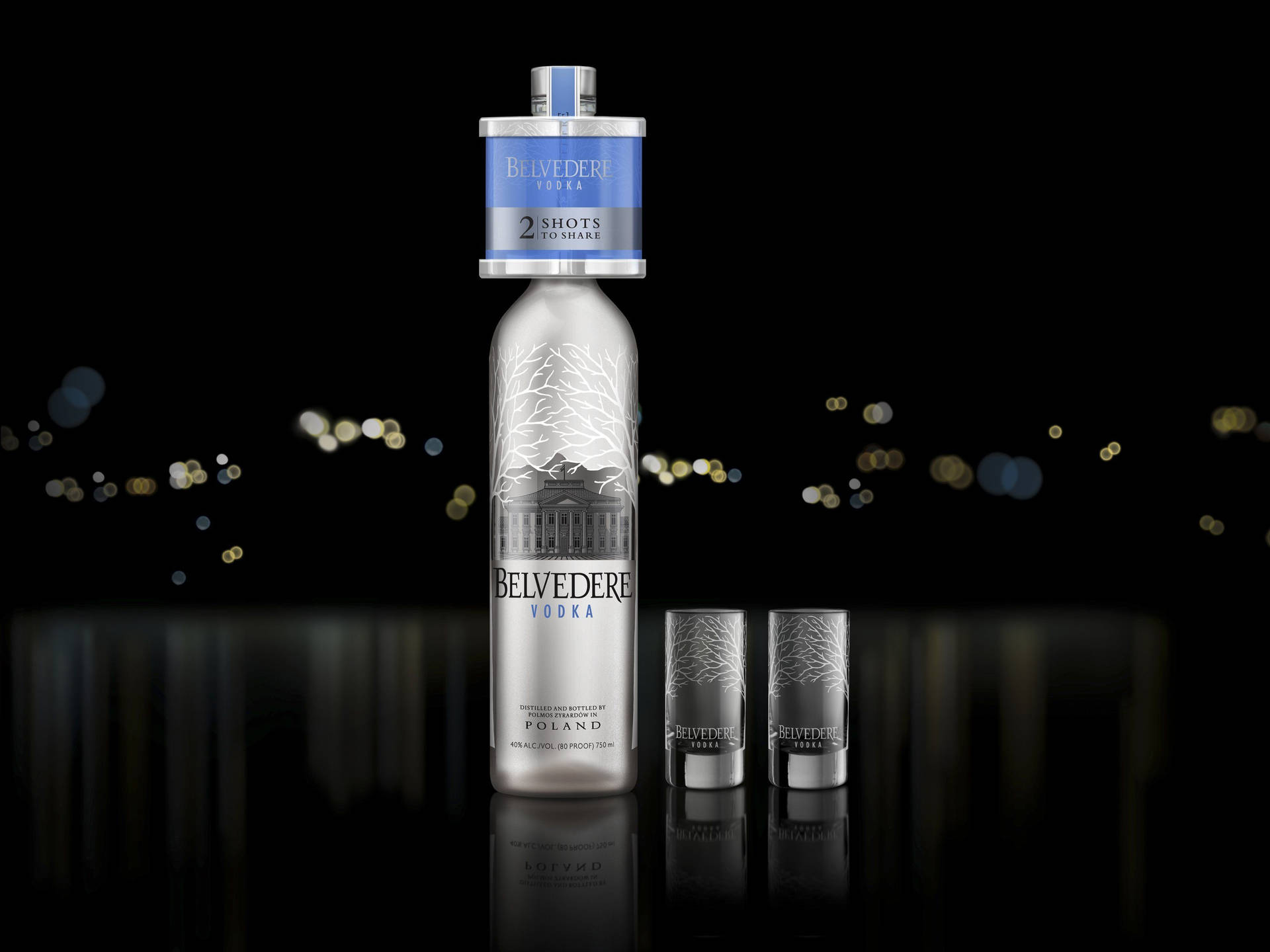 Belvedere伏特加酒瓶和兩個玻璃杯在反射表面上，背景有金色燈光。