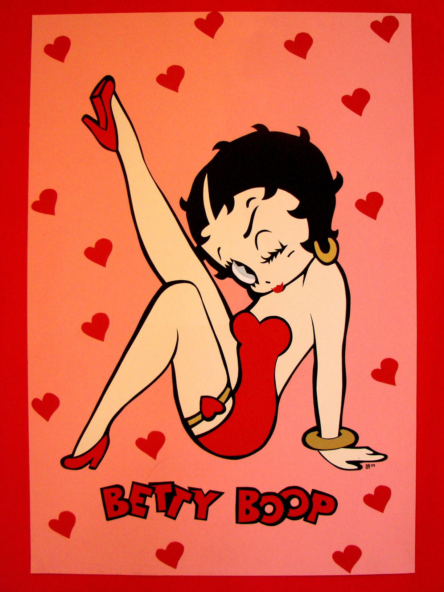 Betty Boop 身穿紅色連衣裙，被心形環繞在粉紅色背景上。