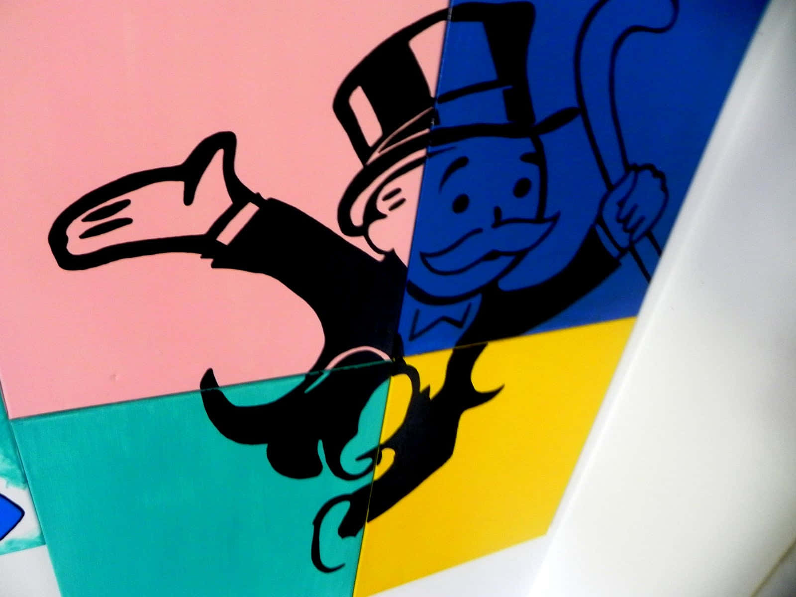 大膽色彩的 Monopoly 吉祥物角色，戴著高帽和手杖。