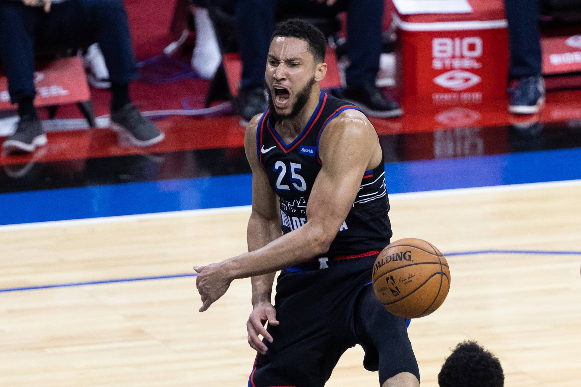 籃球運動員在比賽中專注運球。