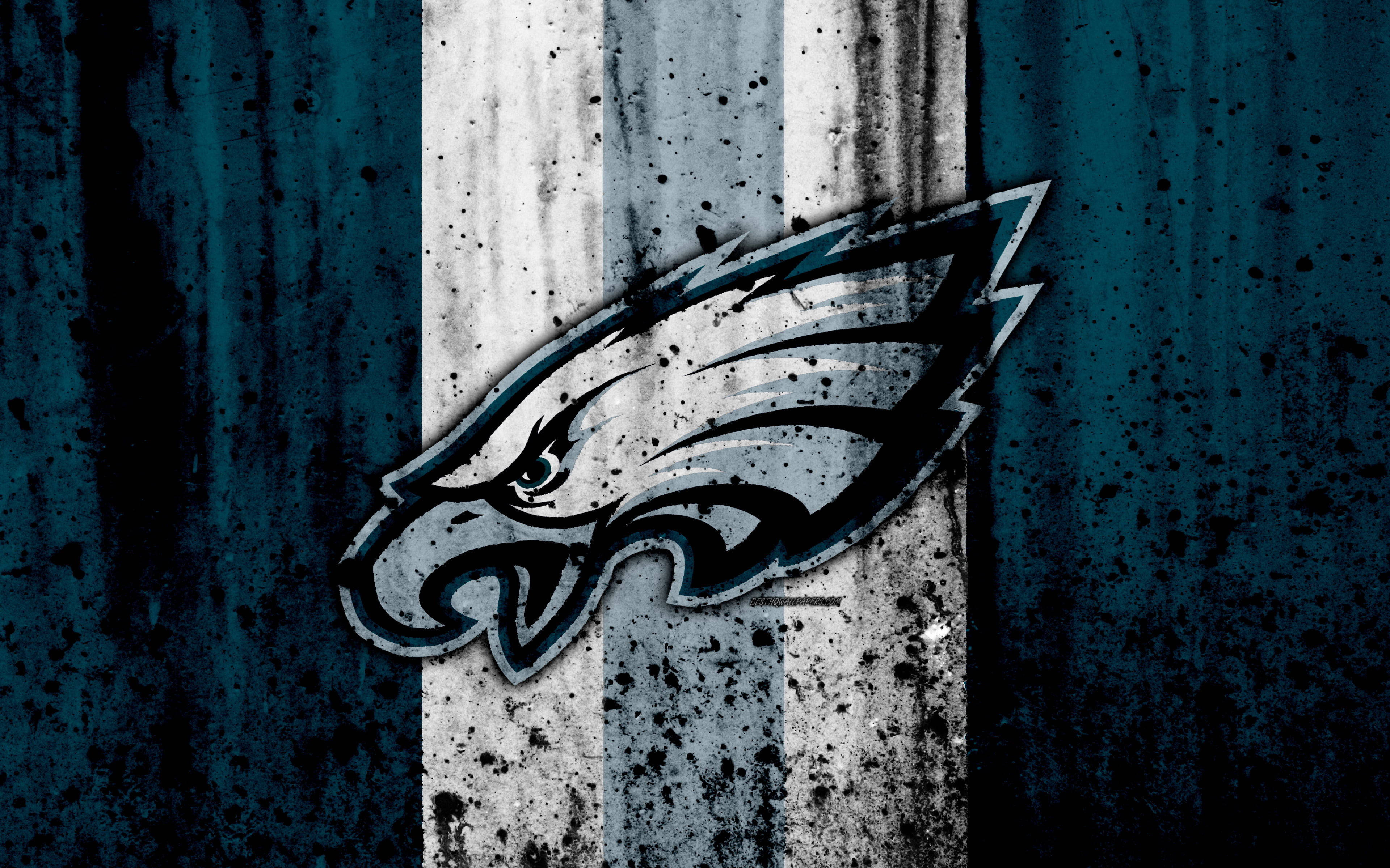 費城老鷹隊 NFL 隊標 壁紙 — 一個粗糙的費城老鷹隊標誌，帶有飛濺的油漆和風化的條紋，背景為深青色。