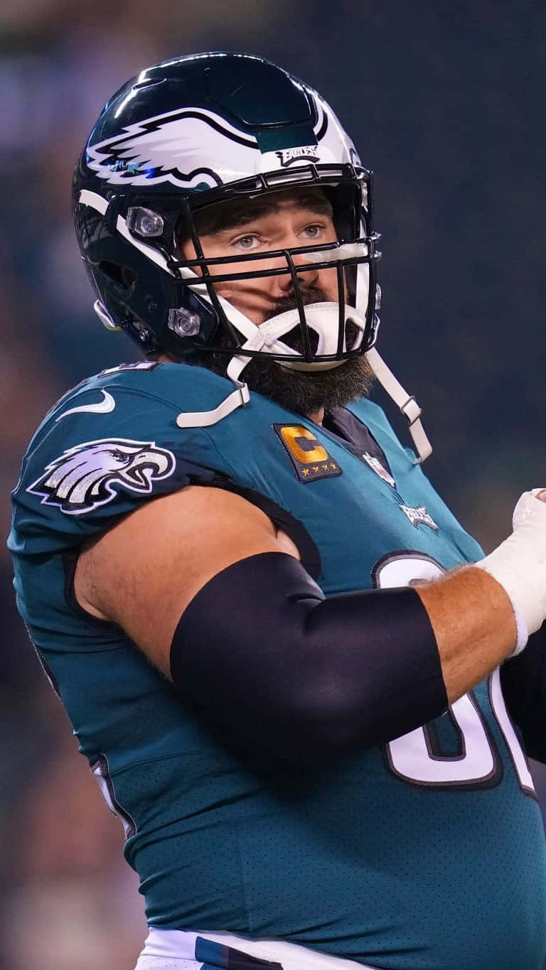 Jason Kelce 桌布 壁紙 — 費城老鷹隊美式足球球員身穿青綠色球衣、戴頭盔、留鬍子，在比賽中表情專注的特寫。
