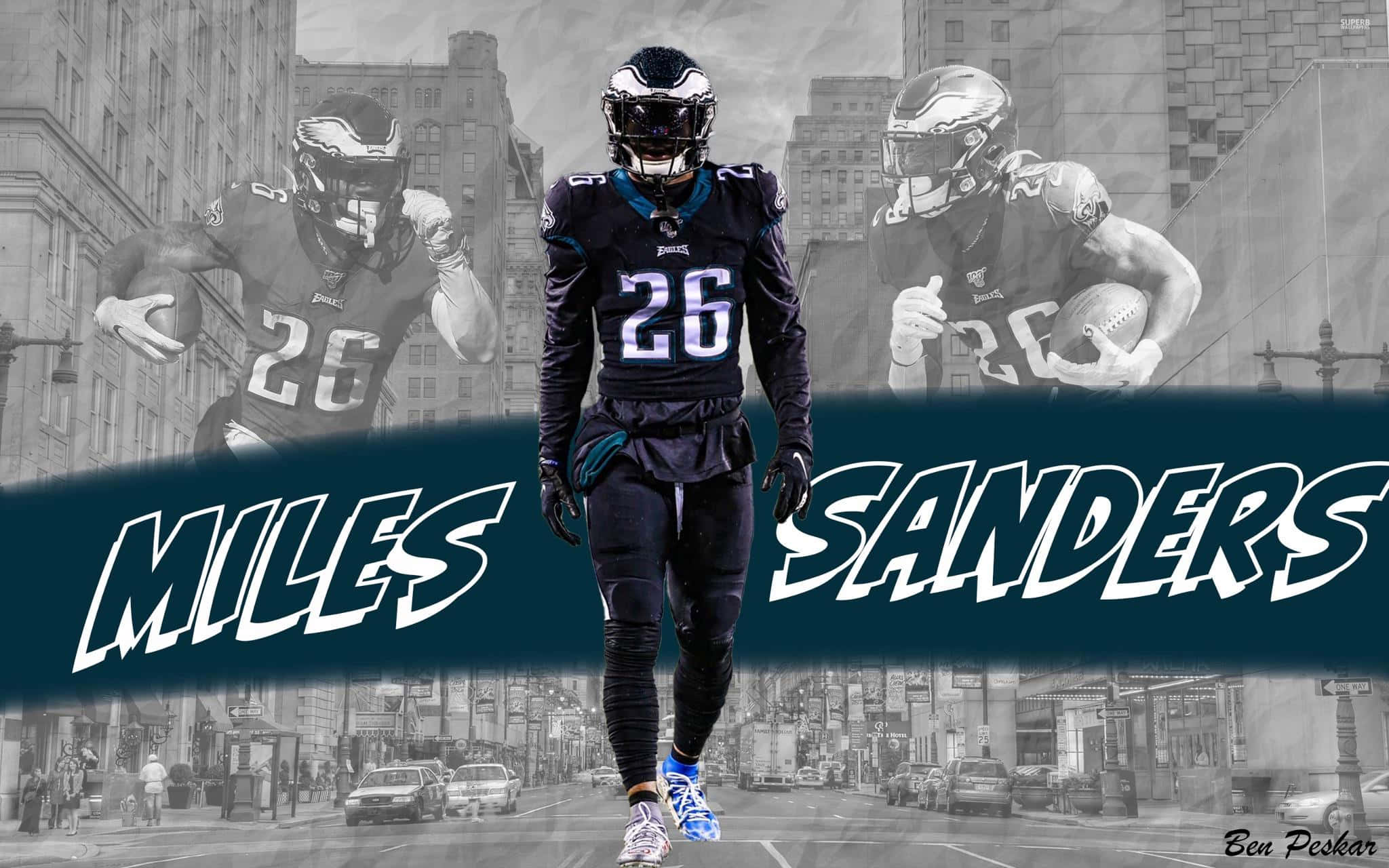 費城老鷹隊跑衛米爾斯·桑德斯持球衝鋒 壁紙 — 足球運動員 Miles Sanders 身穿 Eagles 裝備，自信地走在城市街道上，身後有動作剪影。