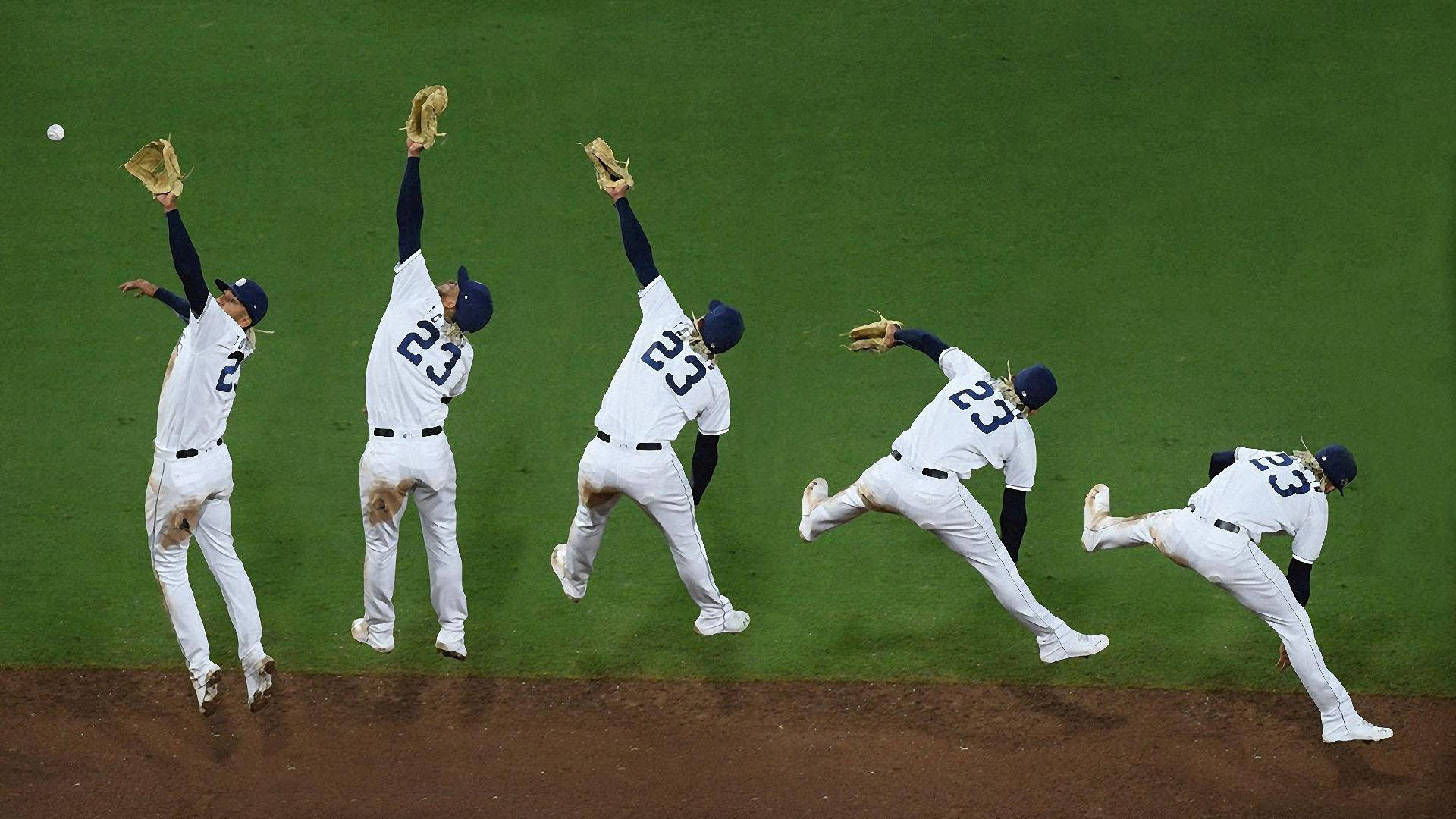 棒球運動員在綠色場地上以五個連續幀飛撲接球。