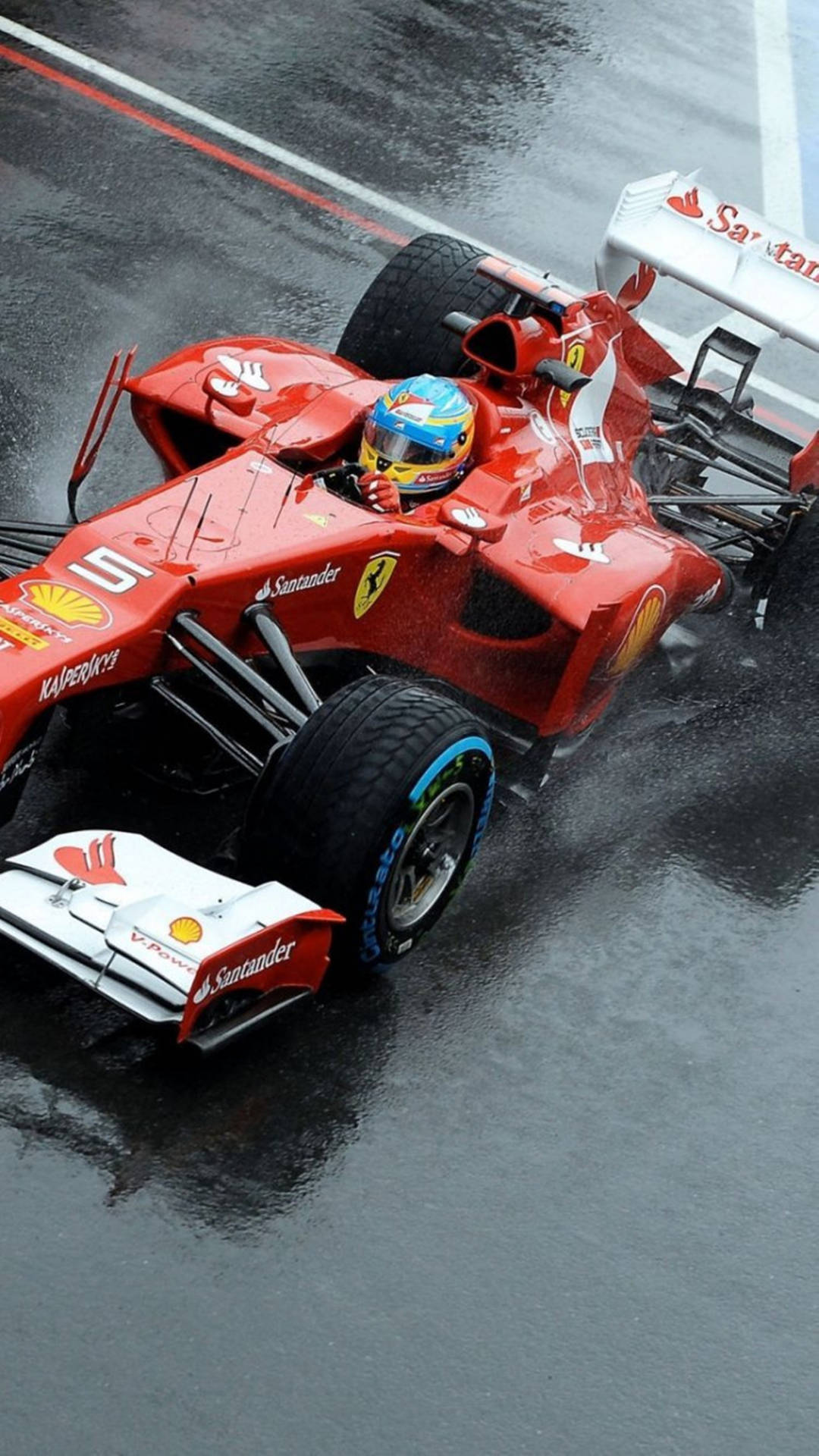 紅色法拉利F1賽車在雨中濕滑賽道上奔馳，車手可見。