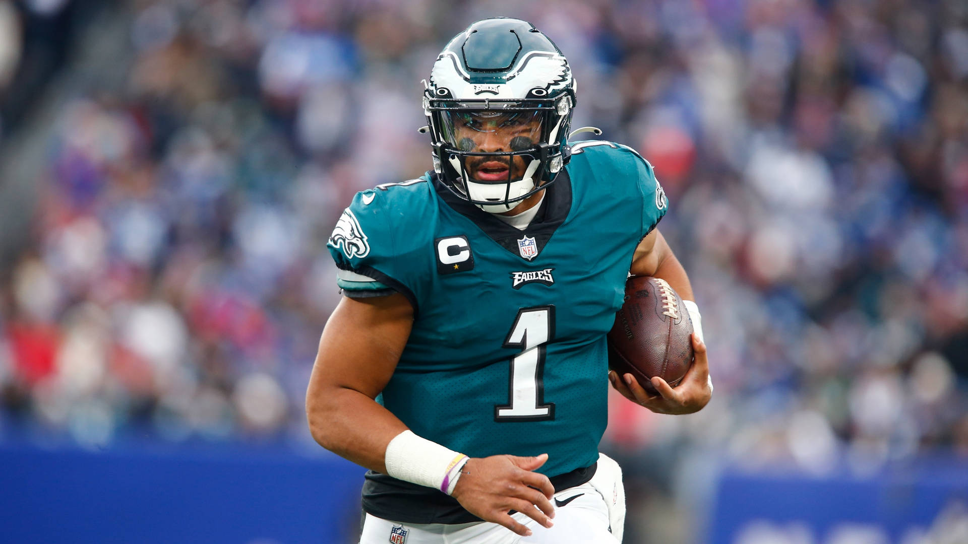 費城老鷹隊四分衛Jalen Hurts在NFL比賽中帶著橄欖球奔跑。
