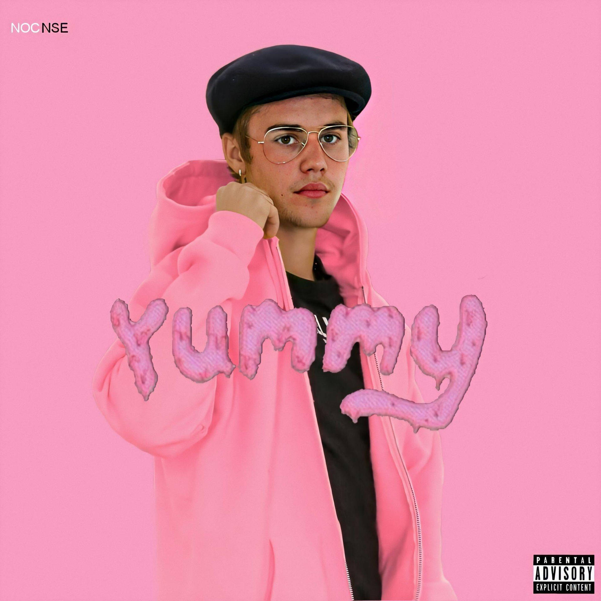 身穿粉紅色連帽衫和貝雷帽的年輕男子，帶有「Yummy」文字圖形。