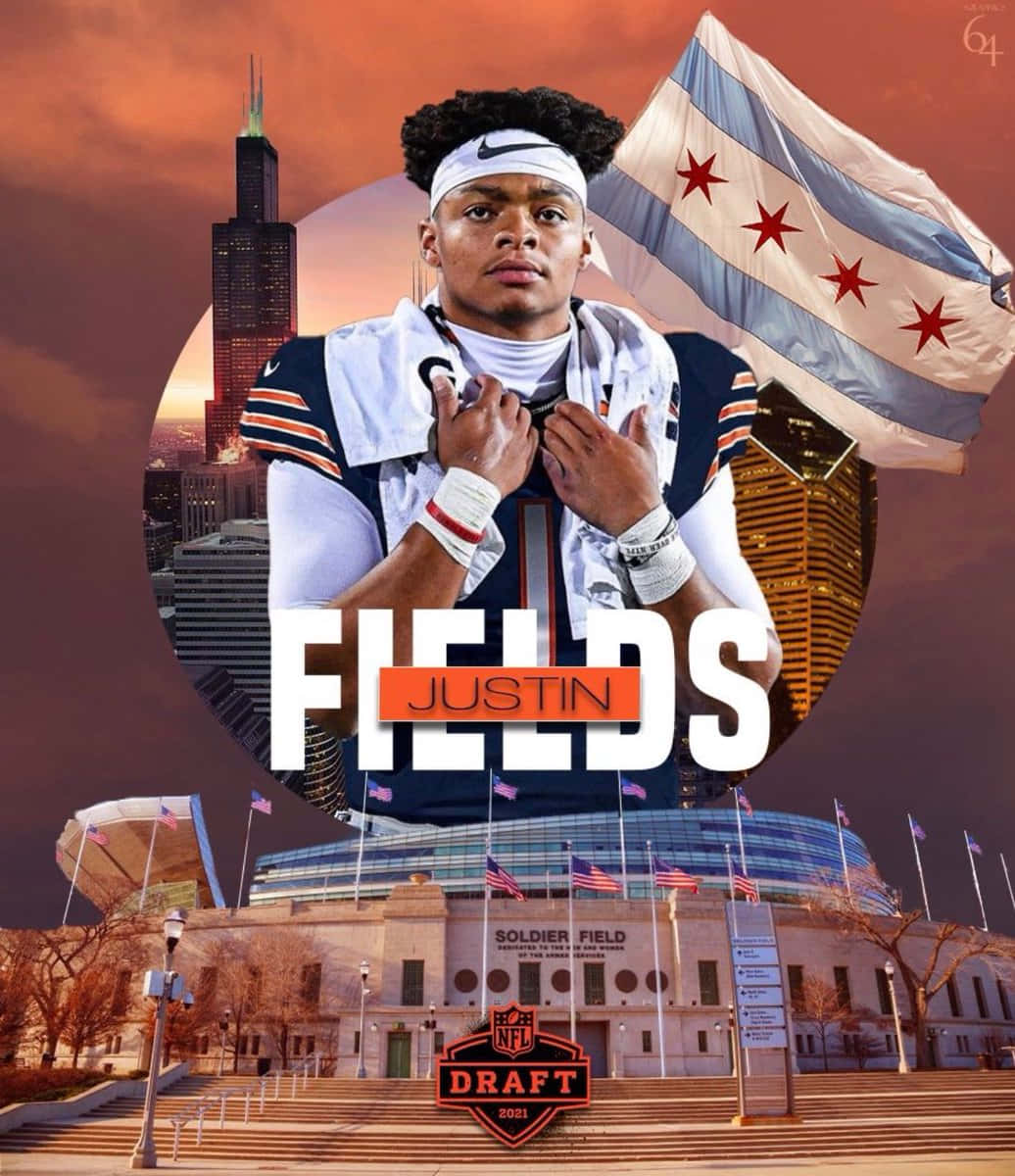 足球員 Justin Fields 在士兵球場，背後是芝加哥天際線和旗幟，日落時分。