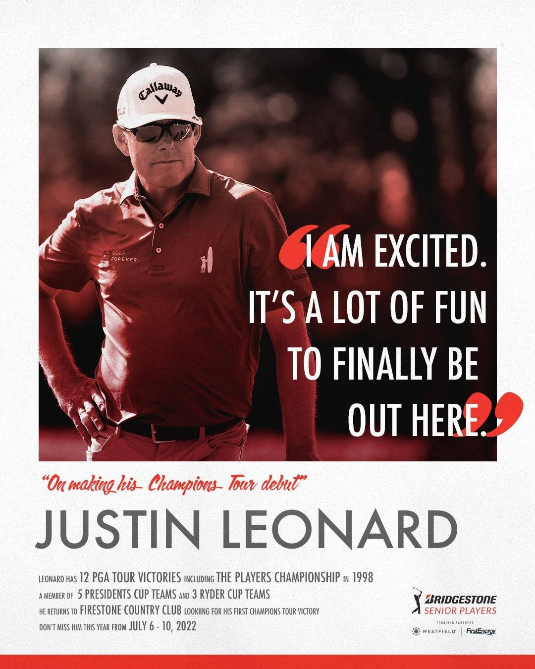 賈斯汀·萊納德興奮語錄 壁紙 — 高爾夫球手Justin Leonard身穿紅色Polo衫和白色帽子，雙手叉腰，自信地站在模糊的人群背景前。