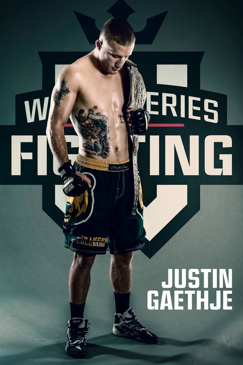 戰士 Justin Gaethje 在宣傳照片中手持冠軍腰帶。