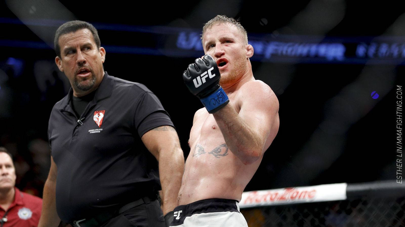UFC拳手在八角籠內高舉拳頭慶祝勝利