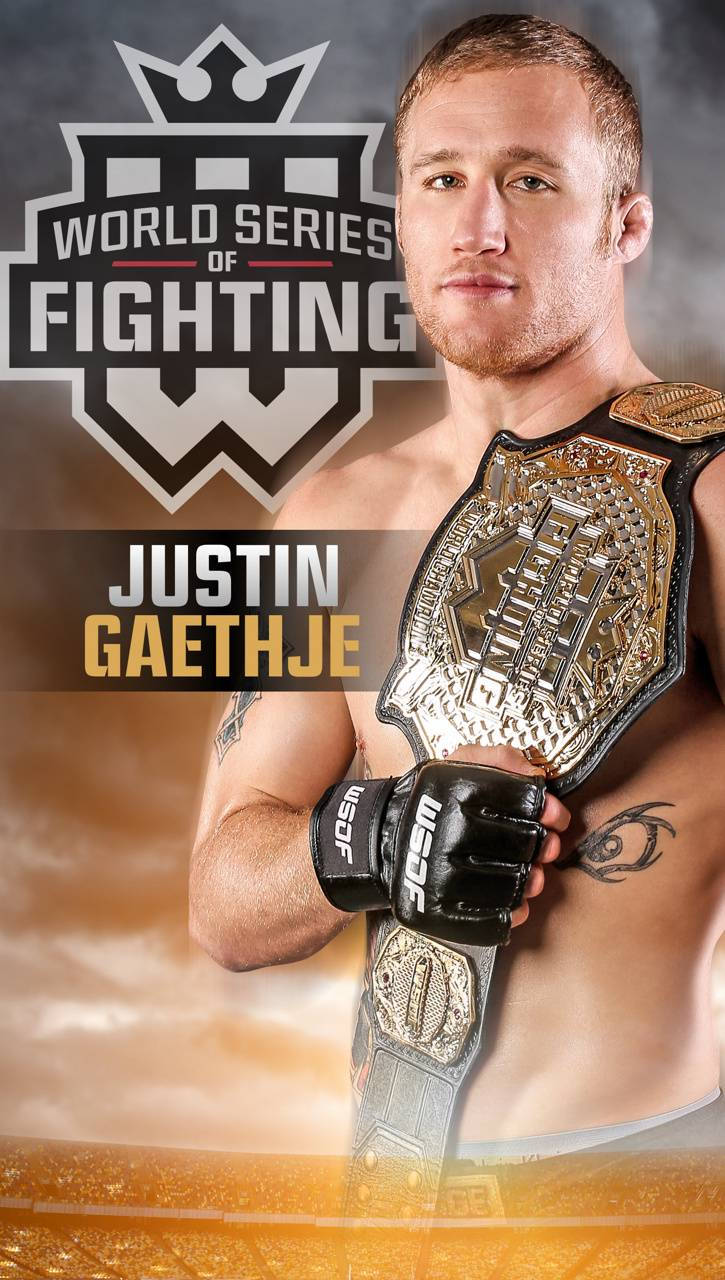 拳手Justin Gaethje在夕陽下的體育場中高舉冠軍腰帶。