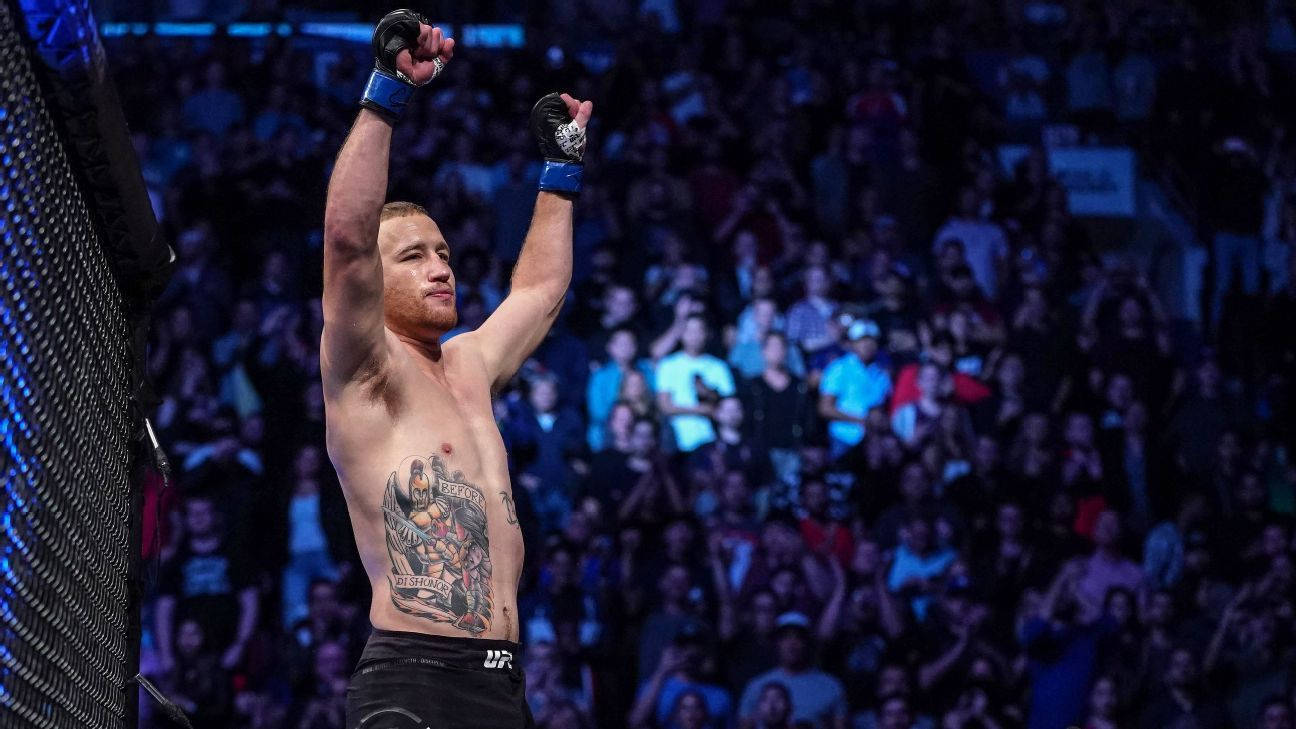 MMA拳手在八角籠中舉拳慶祝勝利。