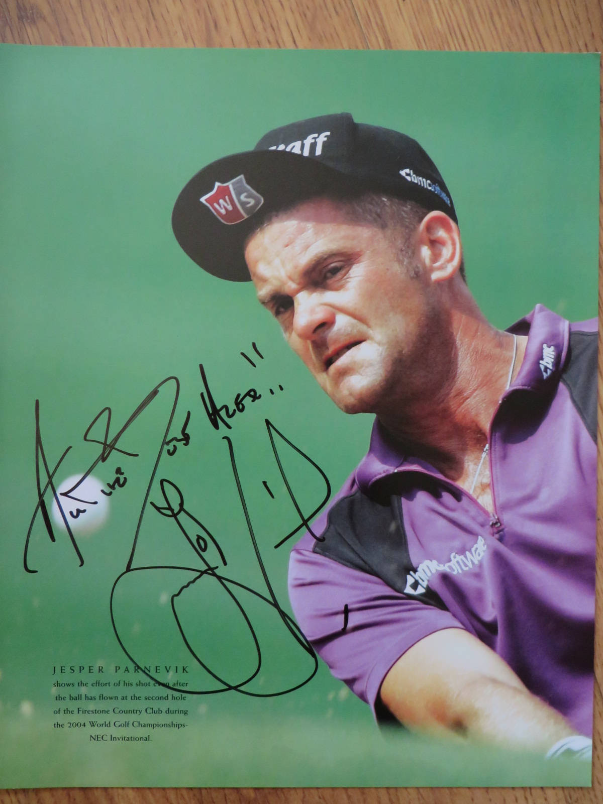 高爾夫球手 Jesper Parnevik 在擊球後顯示努力的簽名照片。