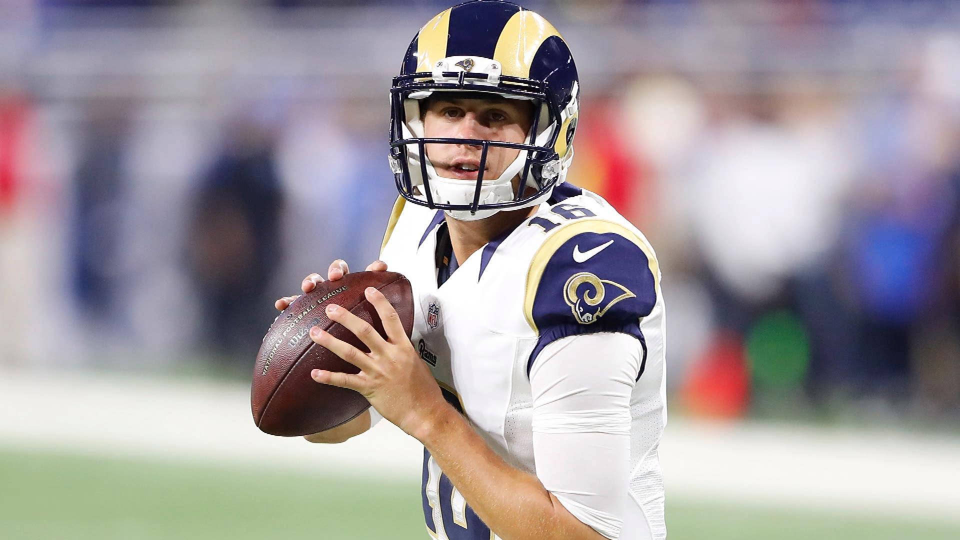 身穿公羊隊制服的NFL四分衛手持橄欖球準備擲出。 — 洛杉磯 GIF 壁紙