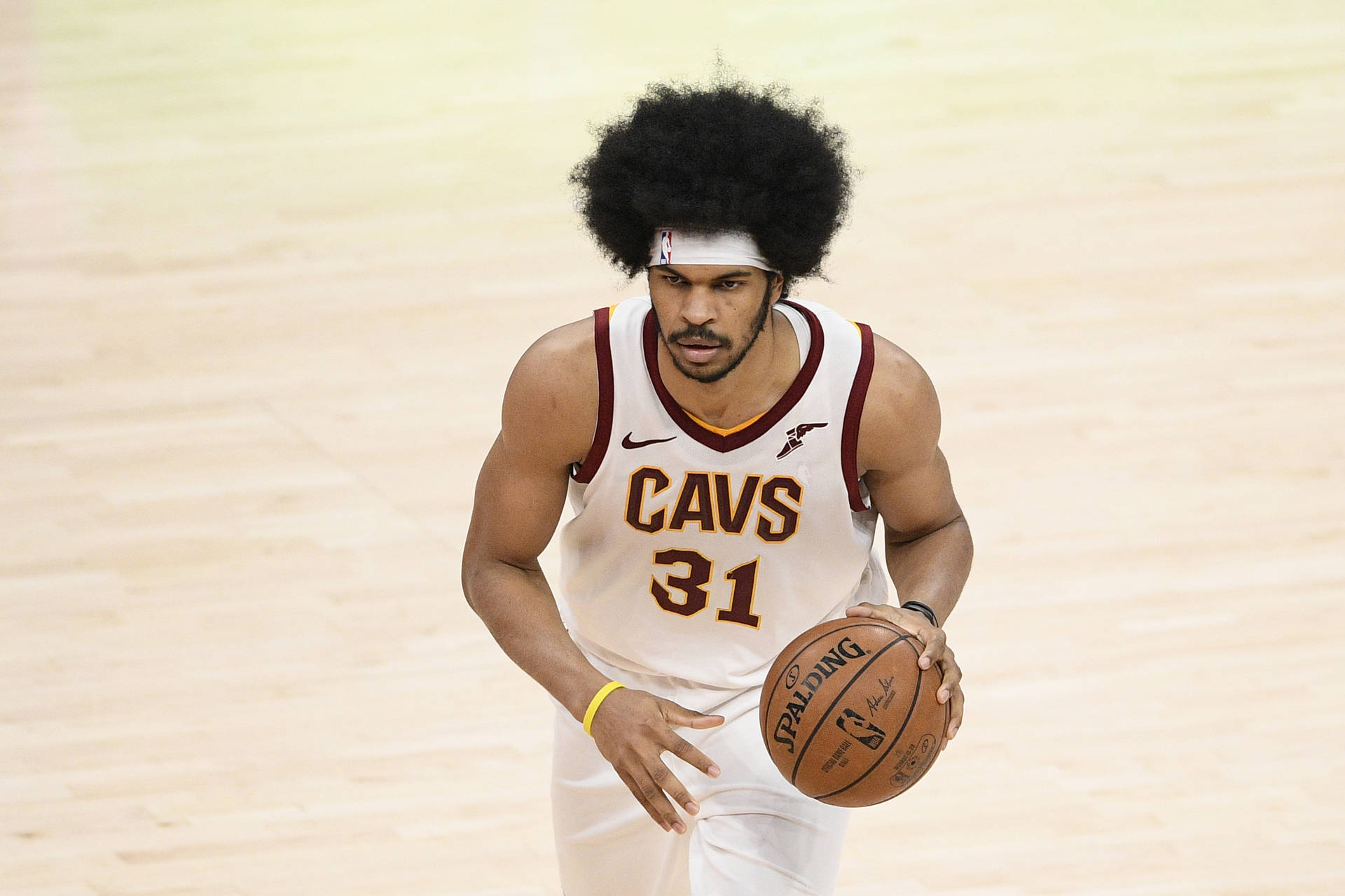 籃球運動員在球場上運球，身穿Cavs球衣