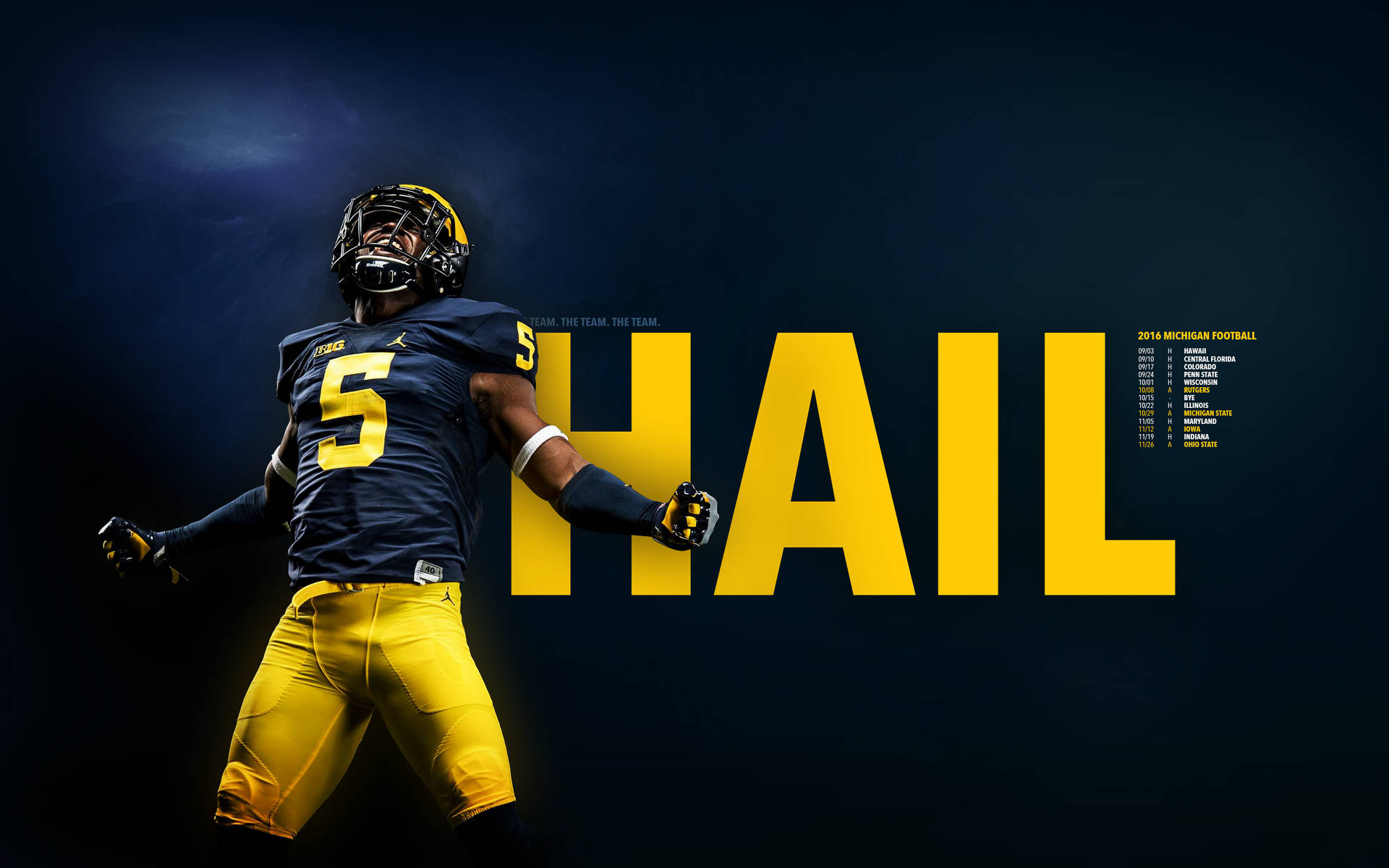 身穿密歇根大學球衣的足球員，身後有「HAIL」文字。