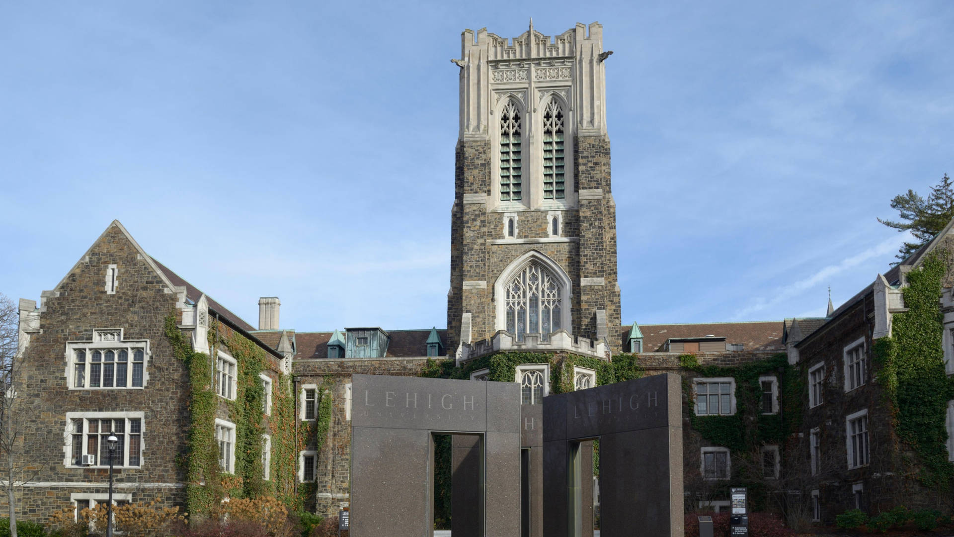 里海大學校園，擁有石造建築和高聳的哥德式塔樓，在藍天下。