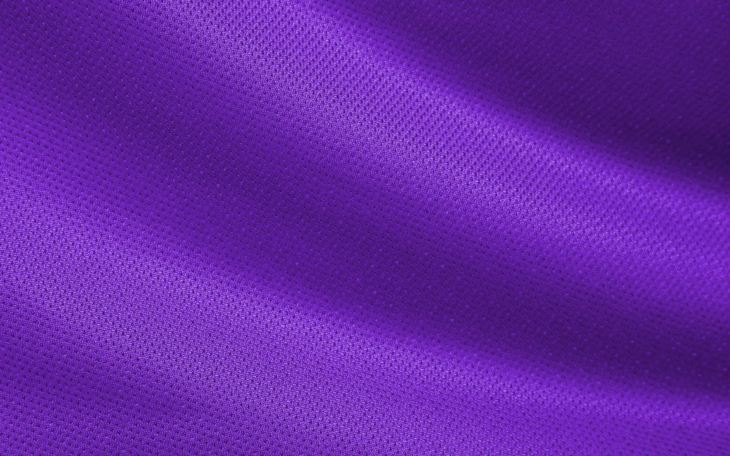 Purple Fabrics 桌布 壁紙 — 質感細膩、帶有柔和皺褶的豐盈紫色布料，捕捉柔和光線，營造深度與優雅。