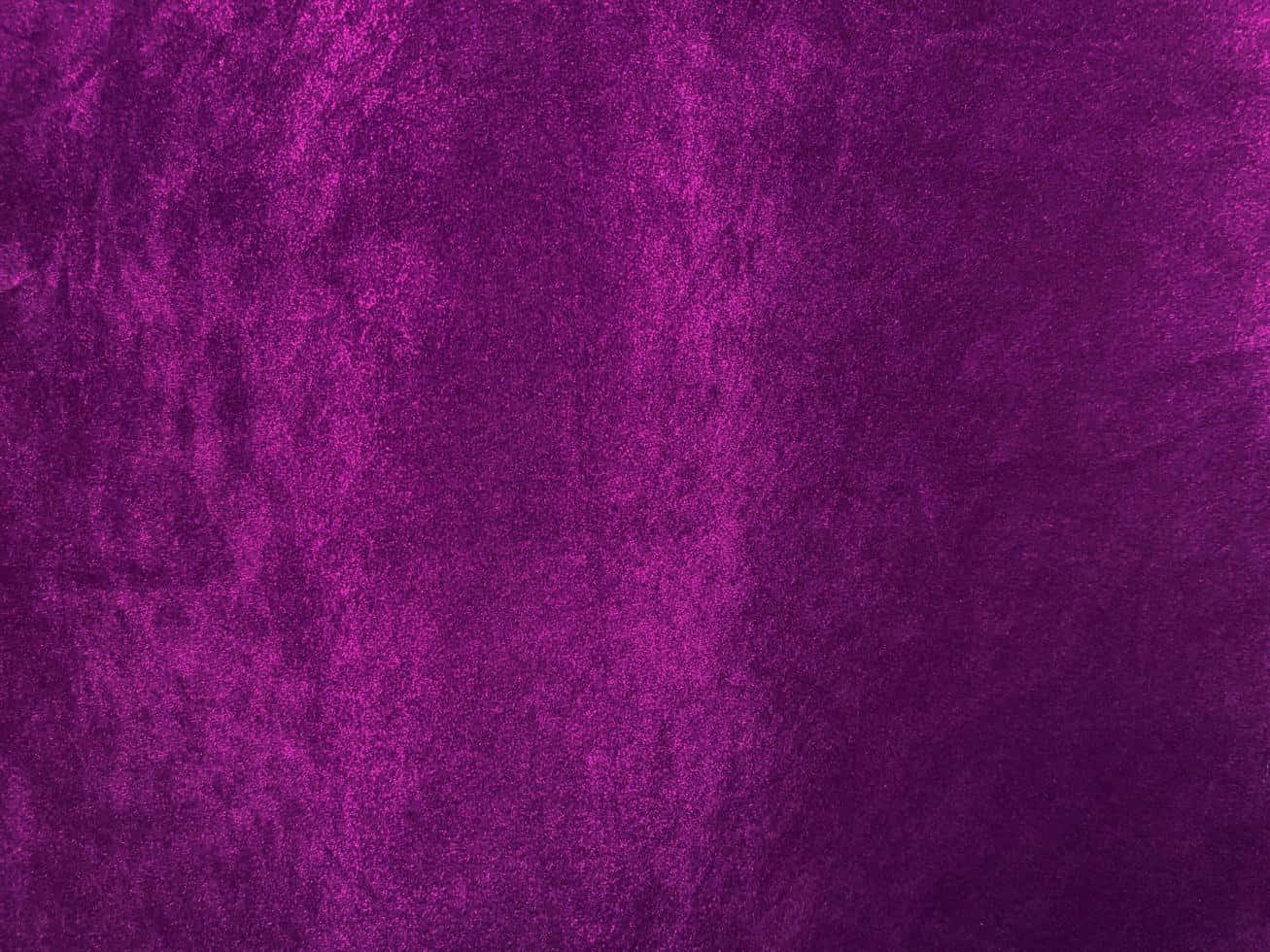 Purple Velvet 桌布 壁紙 — 質感豐富的紫色天鵝絨布料，表面帶有細微漸變和柔和光澤。