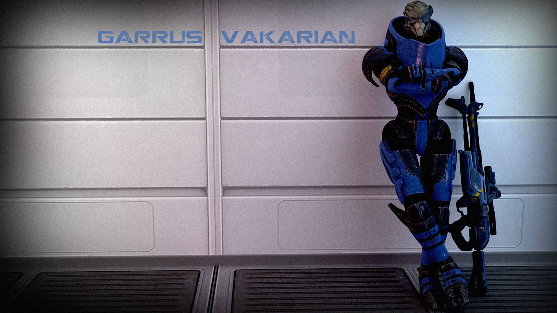圖瑞安士兵 Garrus Vakarian 身穿藍色盔甲靠著牆壁，顯示他的名字。
