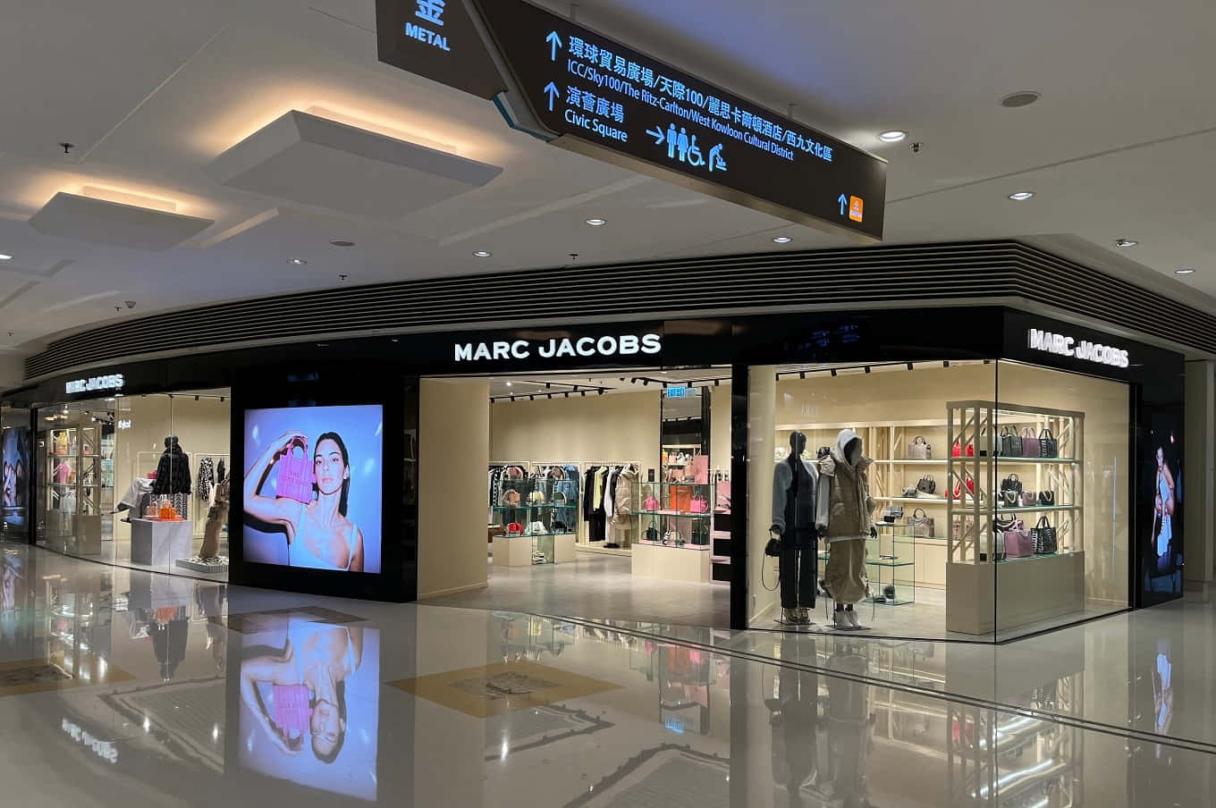 購物中心內的大型服裝展示 壁紙