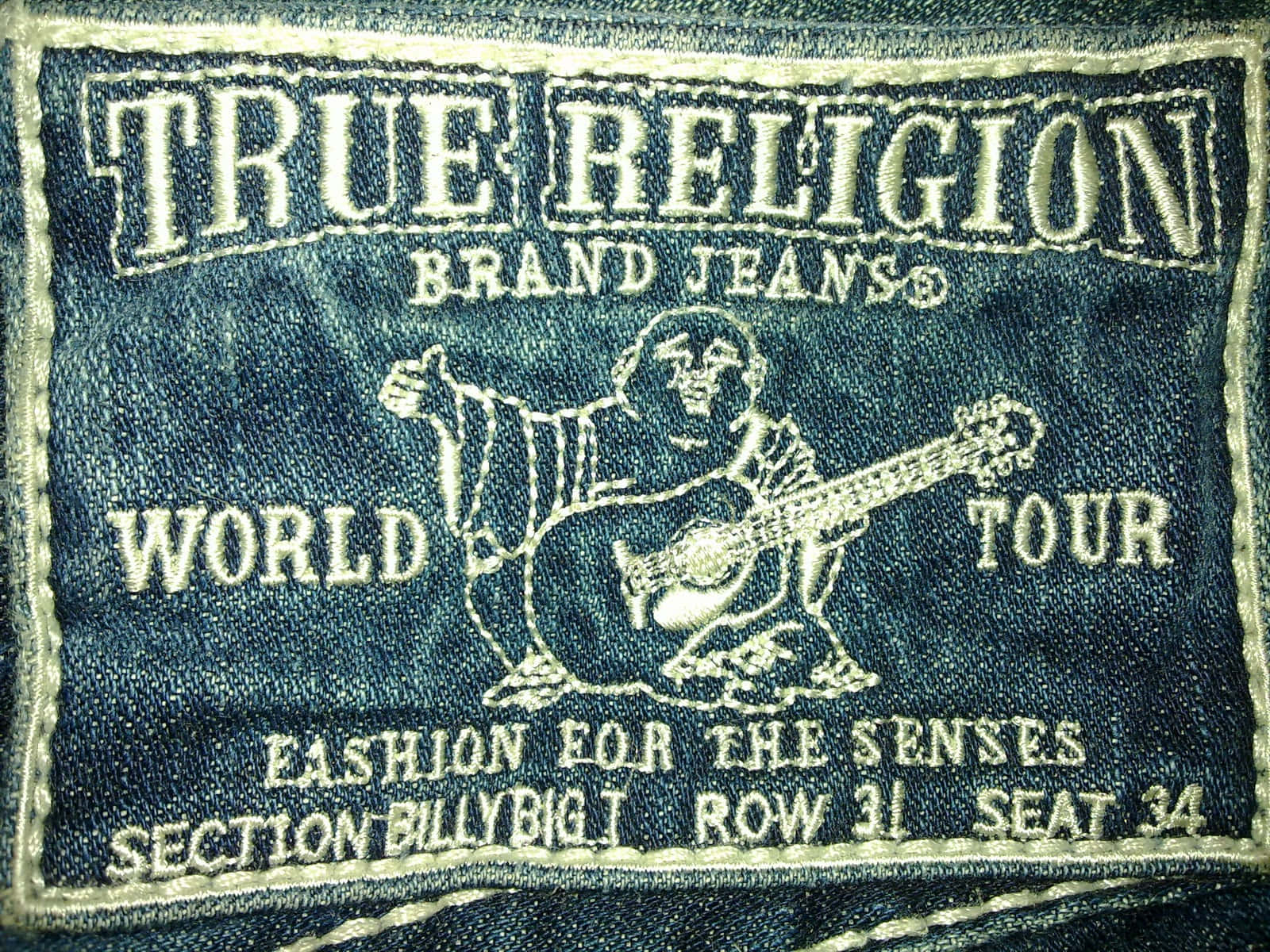 帶有True Religion品牌標誌和彈結他佛陀刺繡的牛仔布補丁。