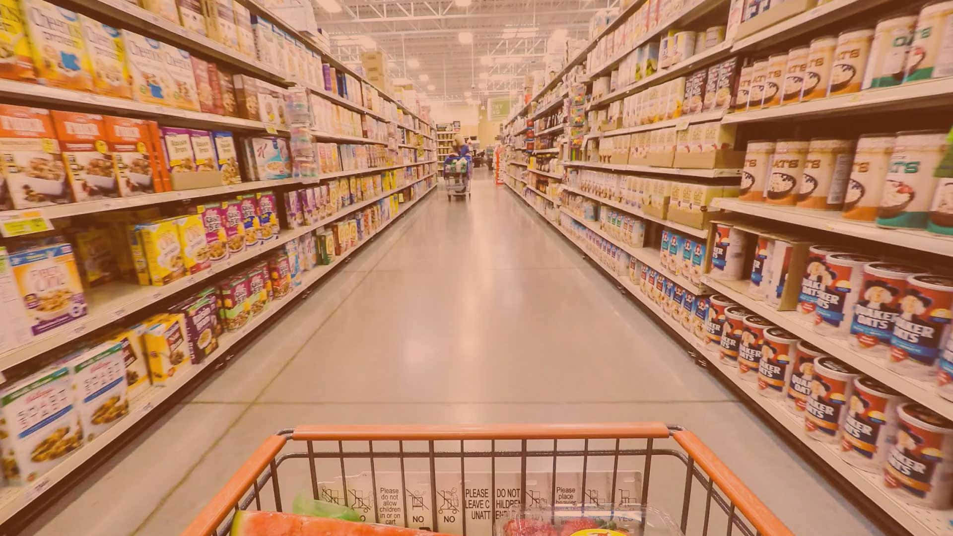 購物車視角沿著雜貨店通道，貨架上擺滿穀物和罐頭食品。