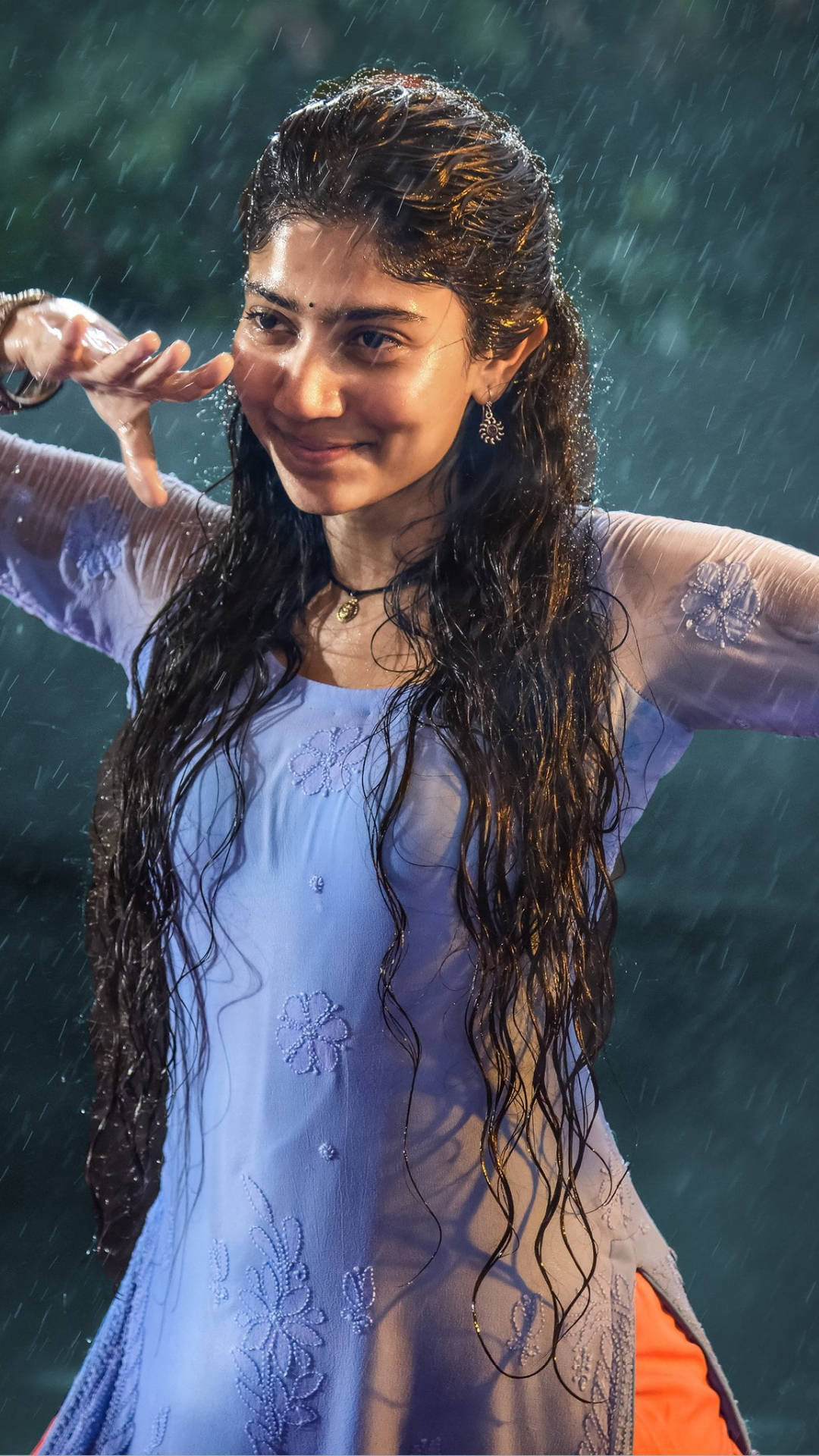 女人在雨中微笑穿著藍色連衣裙