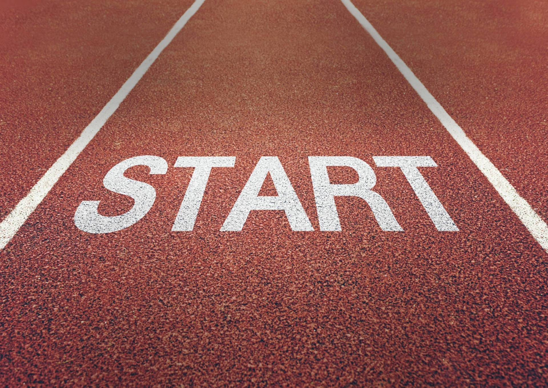 紅色跑道，白色 START 線標示比賽起點。