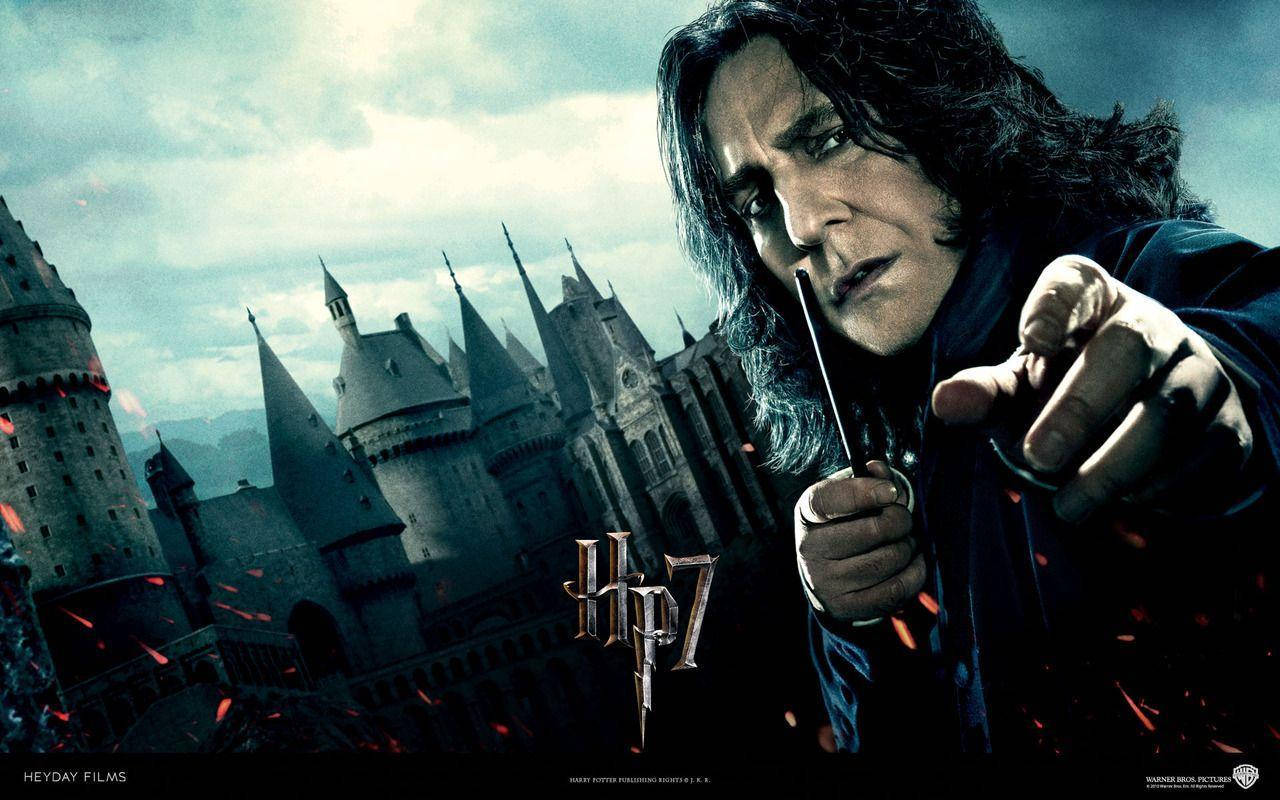 snape 桌布 壁紙 — 賽佛勒斯·石內卜在暴風雨的天空下，以霍格華茲城堡為背景，專注地將魔杖指向前方。