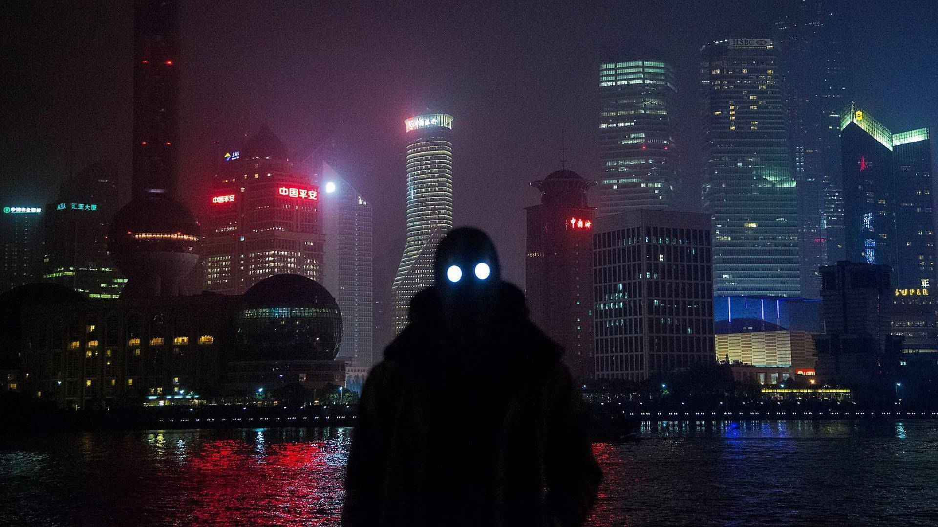 一個人的剪影，眼睛發光，背景是夜晚充滿活力的城市天際線。