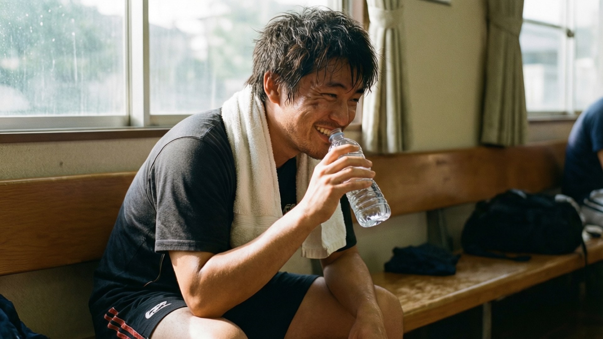 運動員在室內鍛煉後喝水