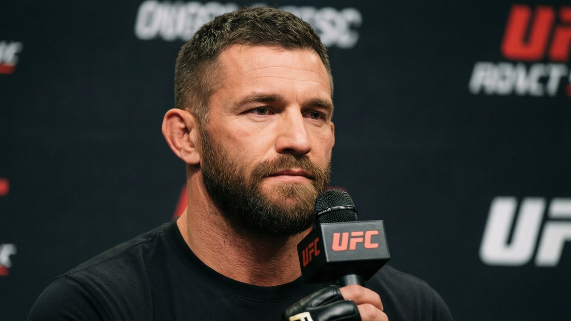 UFC拳手在新聞發佈會上對著麥克風講話