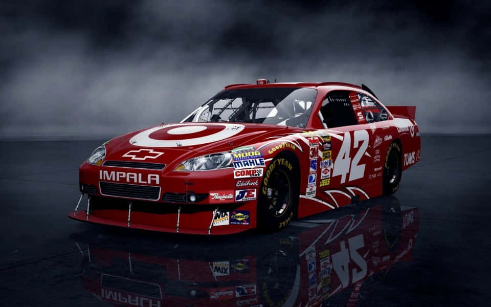 暴風雨天空下，紅色NASCAR賽車車號42停在濕滑反射路面上。
