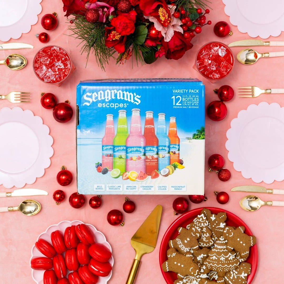 節日餐桌，配有紅色裝飾品、薑餅曲奇和 Seagram's Escapes 飲品。