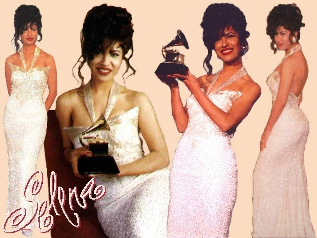 賽琳娜·奎因塔尼拉格萊美白裙造型 壁紙 — 四張 Selena Quintanilla 身穿閃亮白色禮服、手持格林美獎的迷人肖像，背景為柔和蜜桃色。