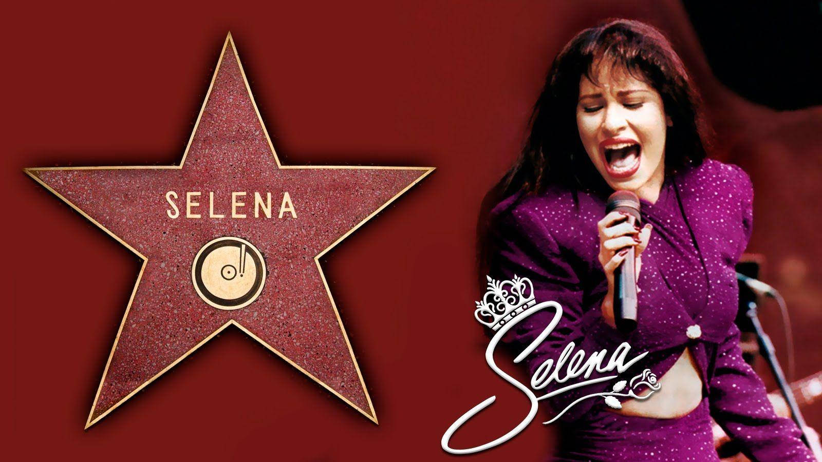 賽琳娜·奎因塔尼拉與好萊塢星光大道星標 壁紙 — Selena Quintanilla 在深紅色背景下，熱情地對著咪高峰唱歌，旁邊是她嘅荷里活星光大道星星。
