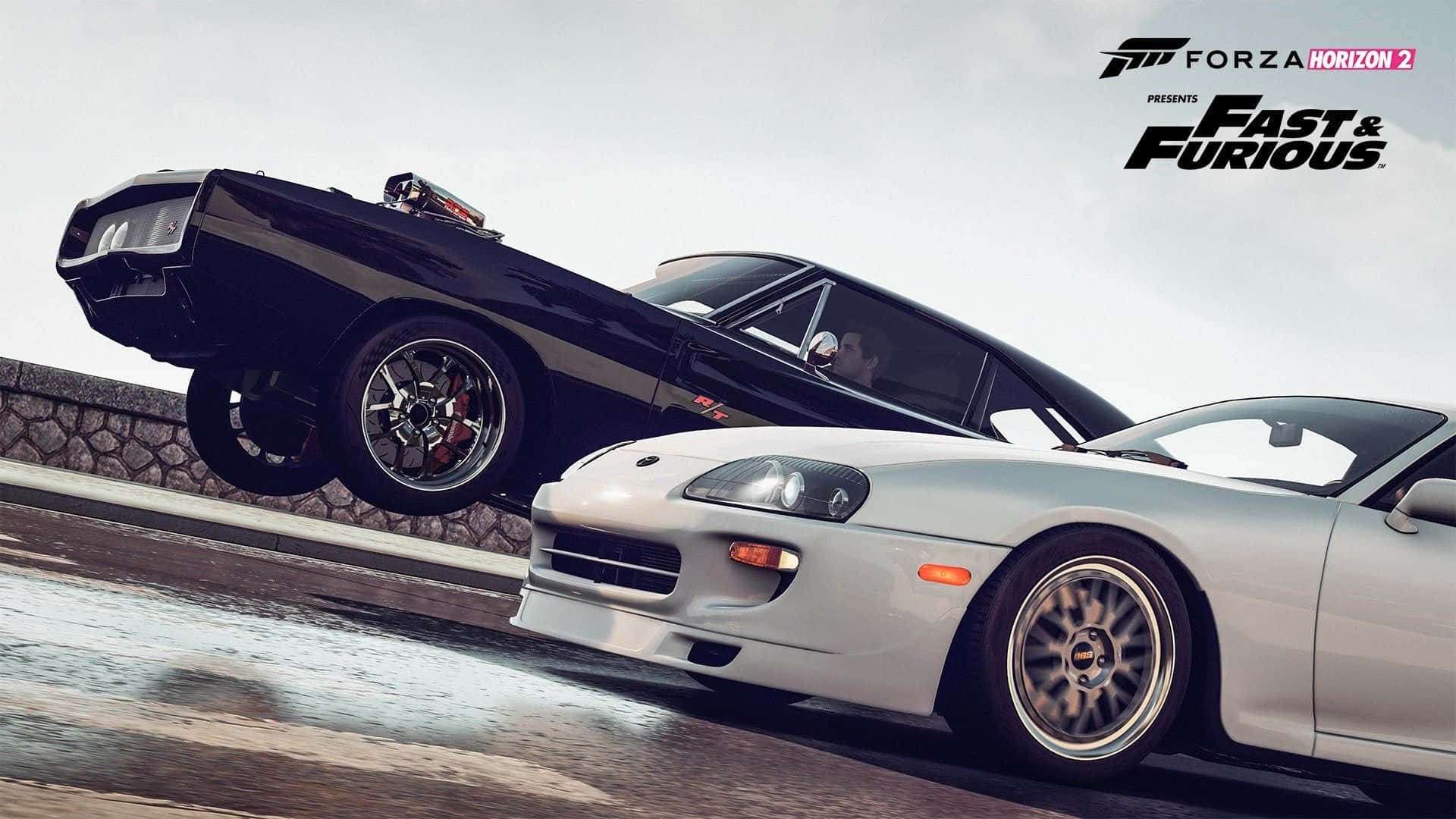 賽車 Supra 與 Dodge 最佳《速度與激情》背景 壁紙 — 兩輛高性能汽車在潮濕的道路上空中相撞，戲劇性的電影特技場景。