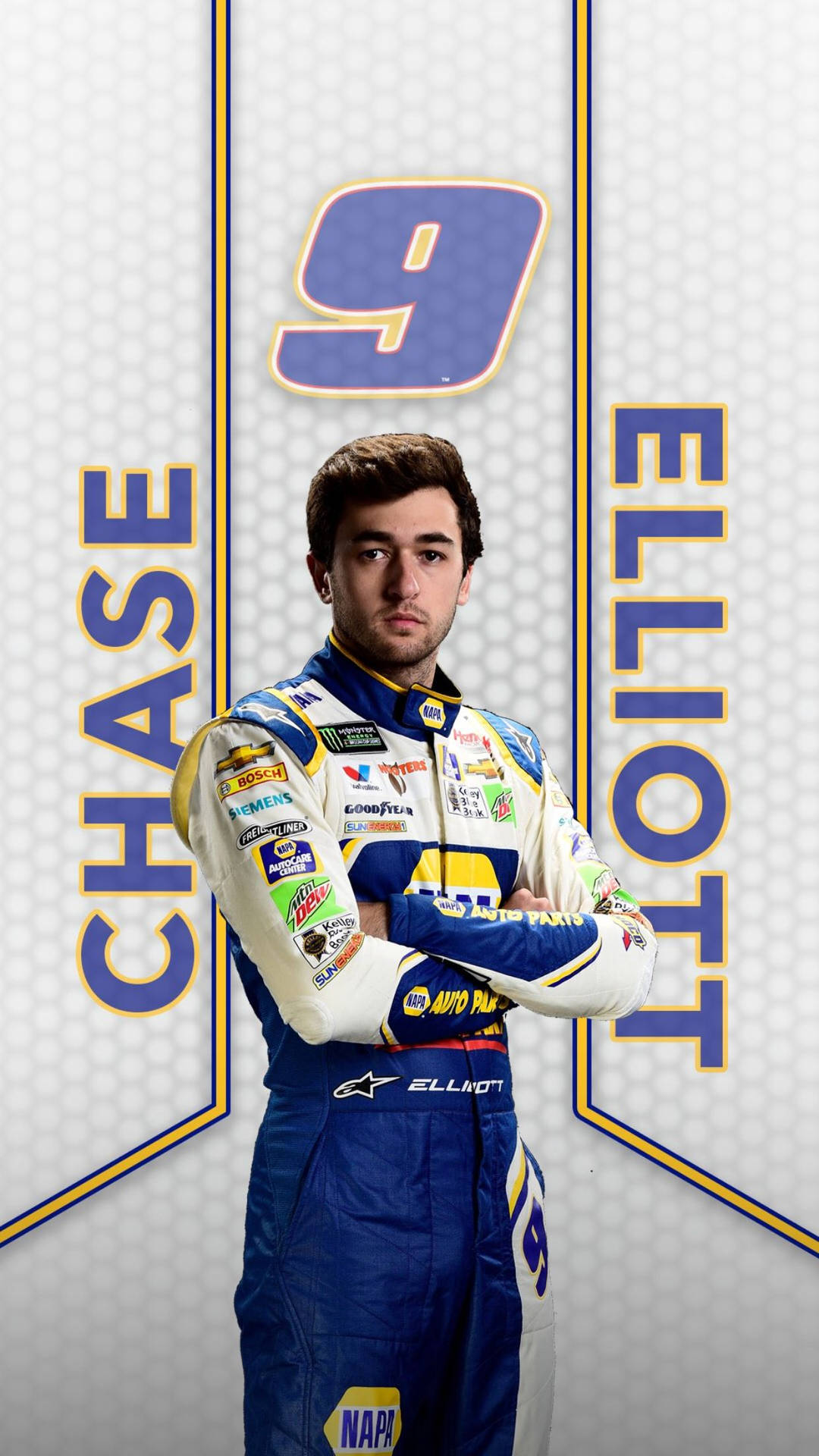 賽車手 Chase Elliott 全副武裝，雙臂交叉。