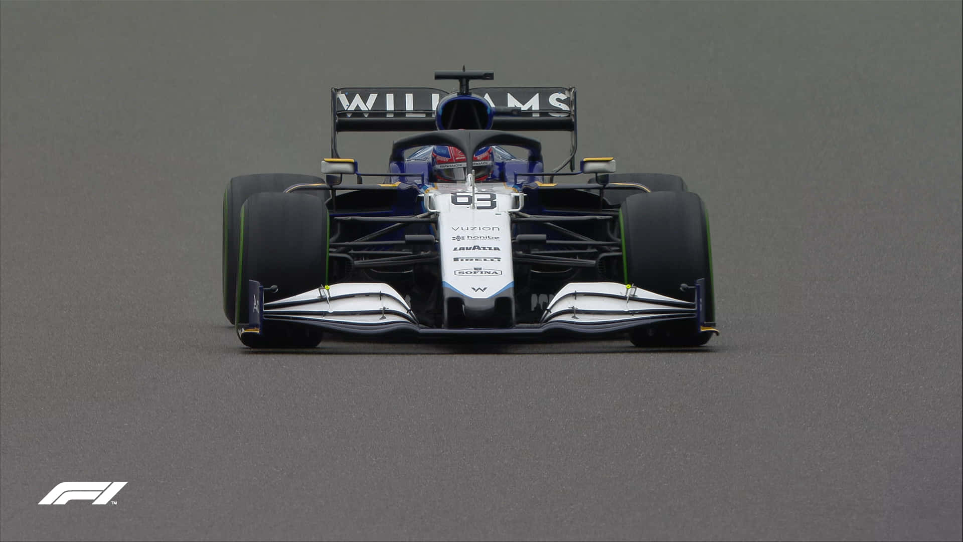 賽車的激情：準備迎接 F1 2016！ 壁紙 — 一輛編號63的威廉姆斯一級方程式賽車在多雲的天空下在灰色賽道上疾馳。