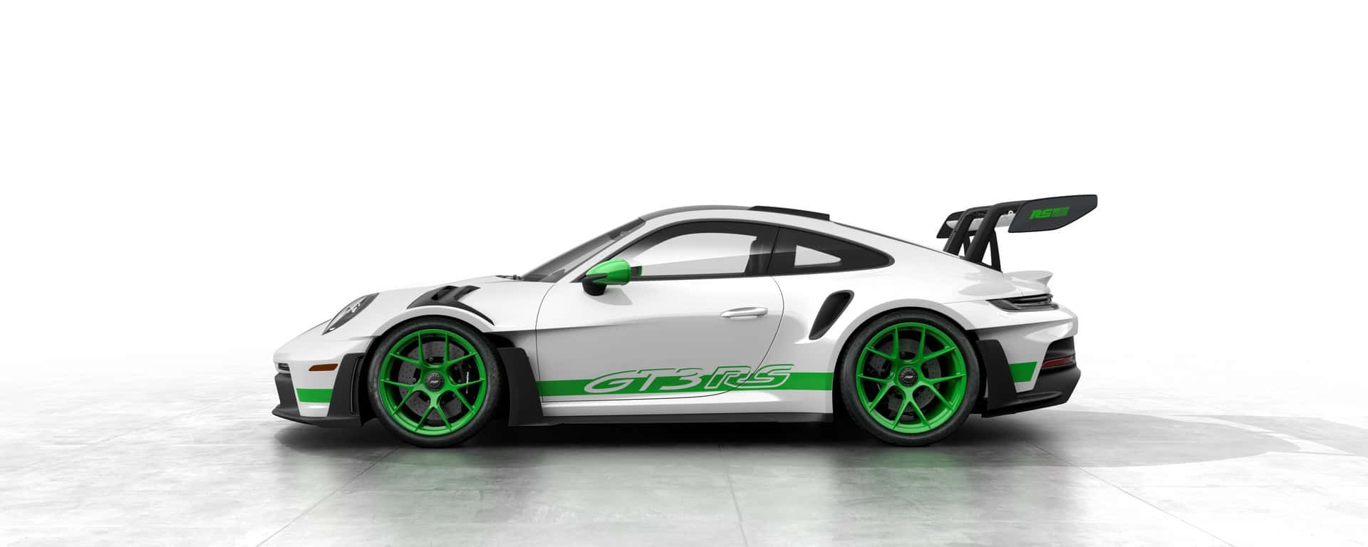 白色保時捷911 GT3 RS，工作室環境中帶有綠色細節