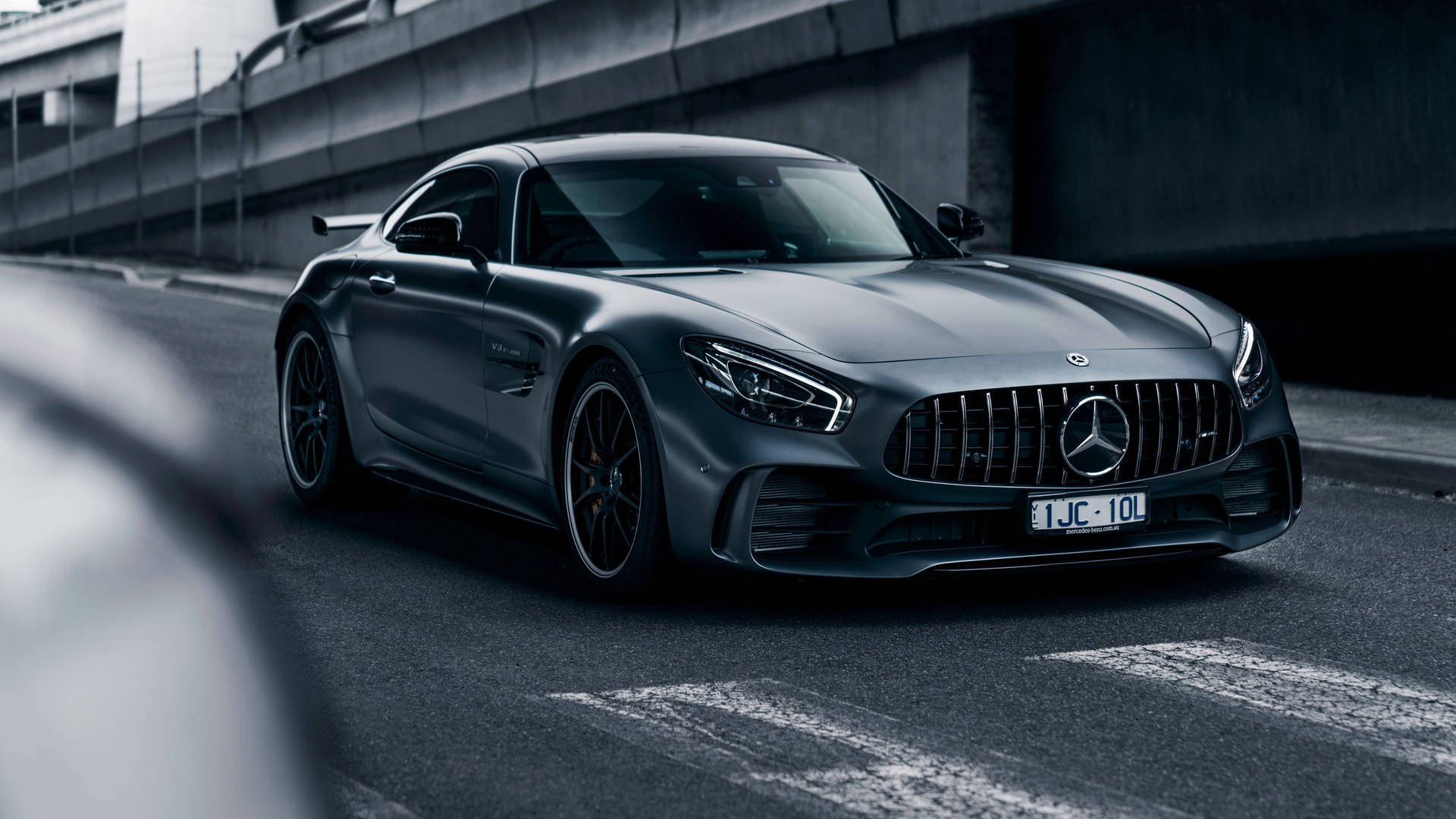 啞光灰色 Mercedes-AMG GT R 停泊在混凝土天橋下。