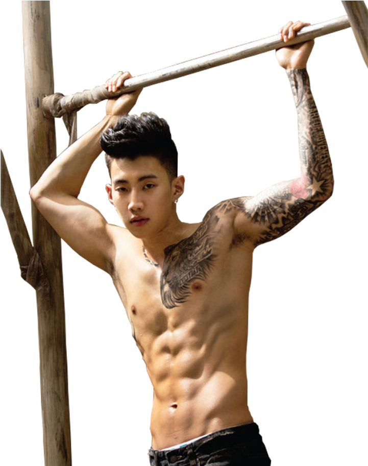 赤膊懸掛於橫桿男子 壁紙 — 一個肌肉發達、有紋身的男人，在純黑背景下，專注地掛在木桿上。