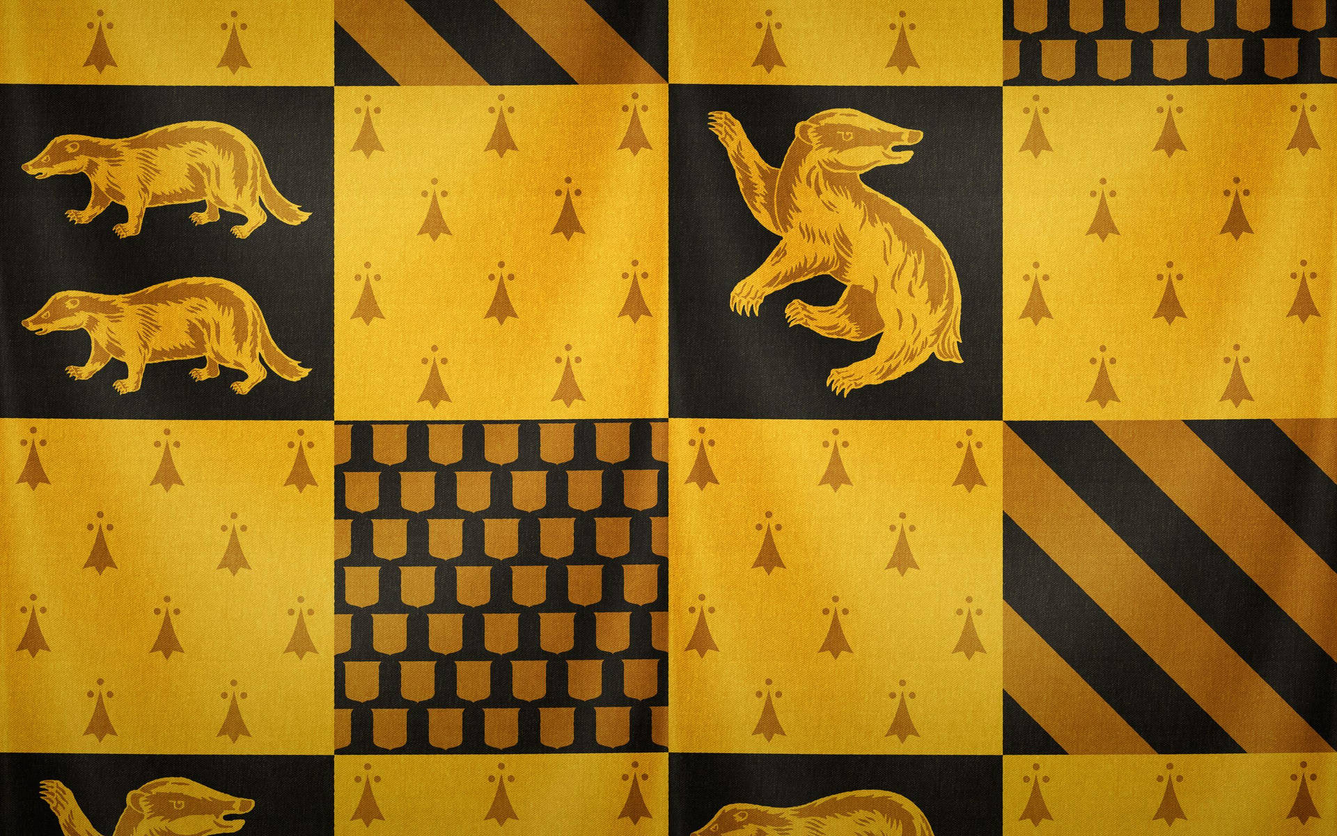 紋章壁紙，金色獾和盾牌在黑色和金色棋盤格面板上。