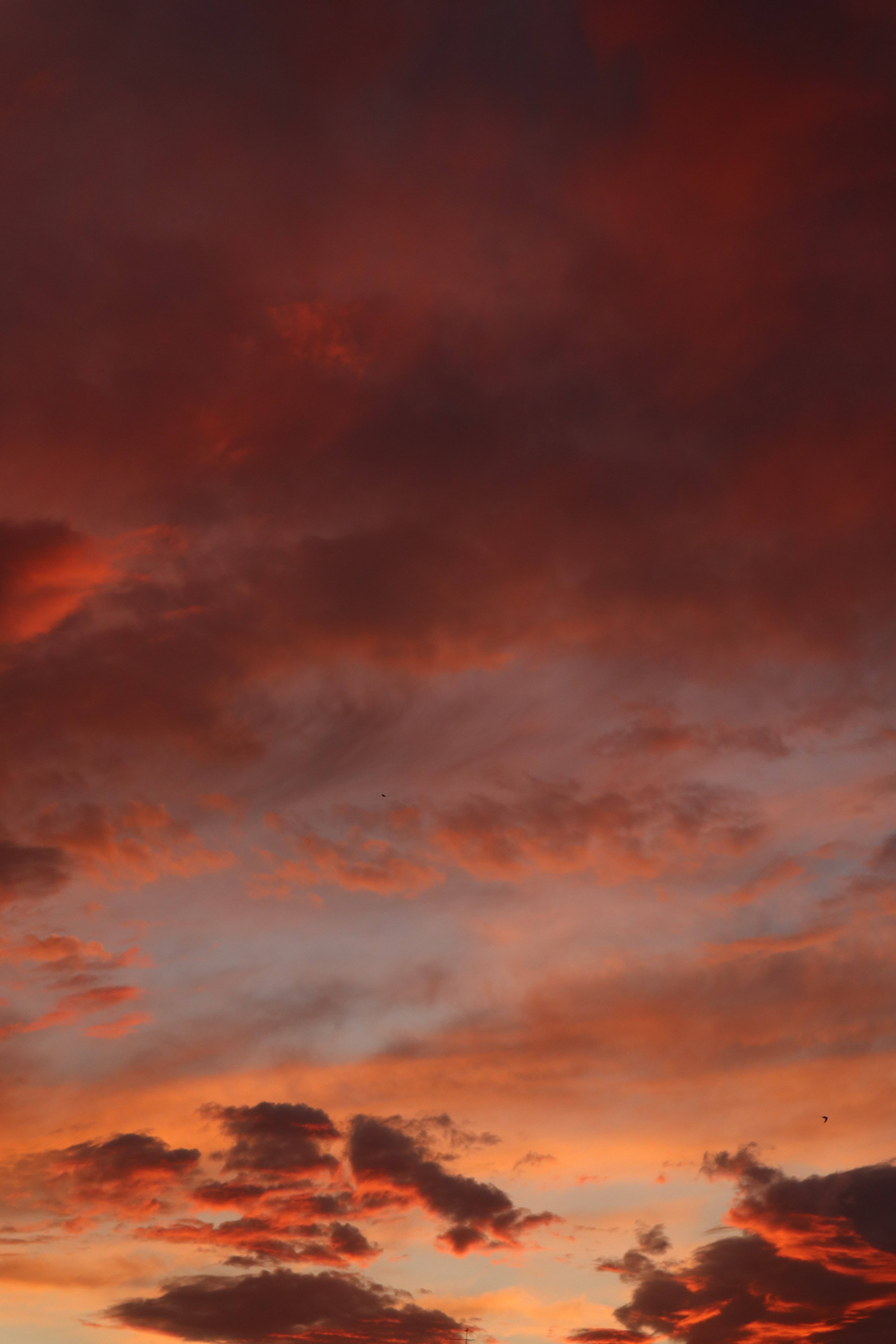 赭紅色美麗天空 壁紙 — 戲劇性的雲彩在暮色天空中燃燒著火熱的橙色和深紅色調。